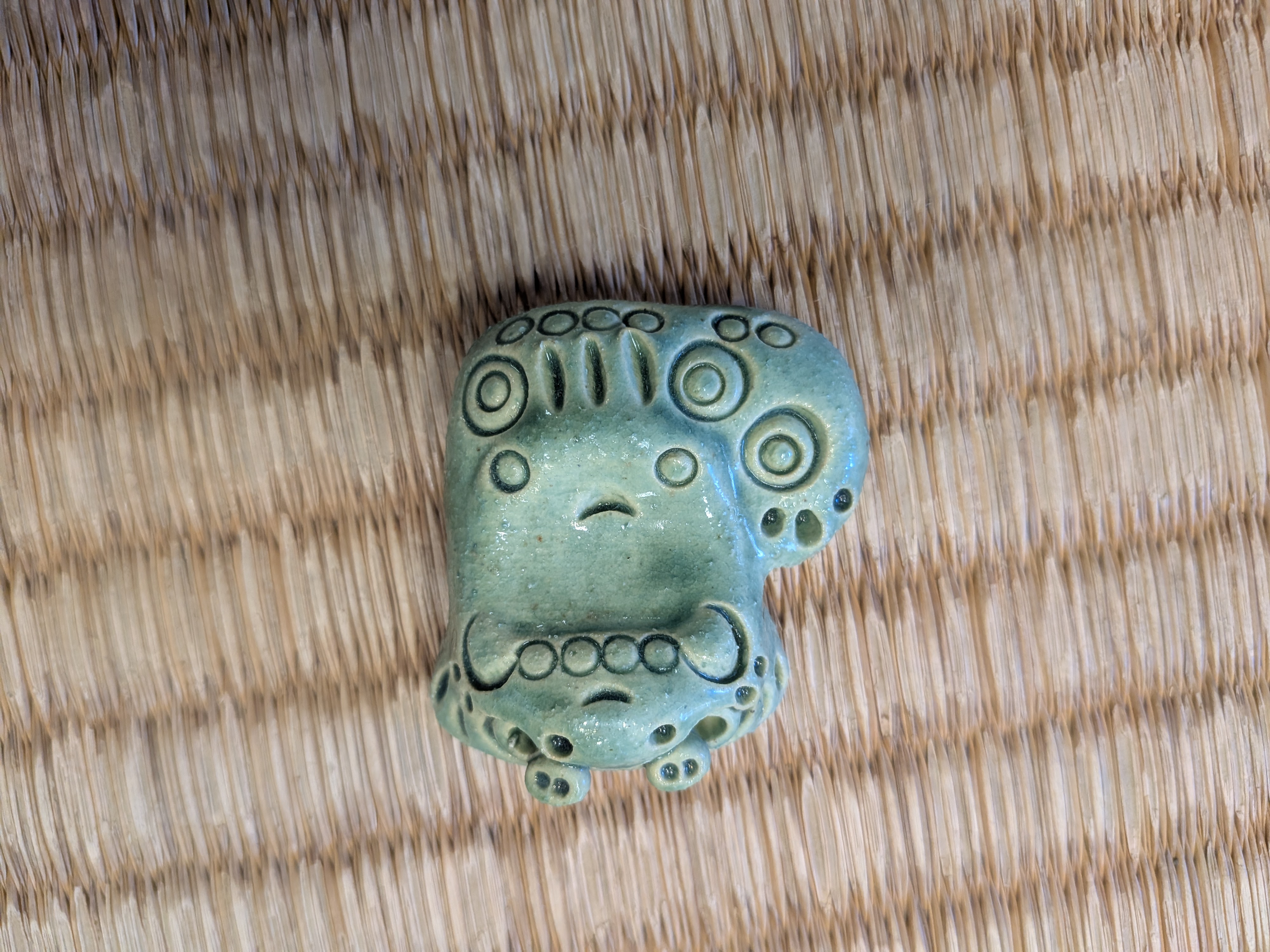 Okinawan Yomitan Yachimun no Sato Pottery Collection: Celadon Shisa Chopstick Rest - thumbnail 1