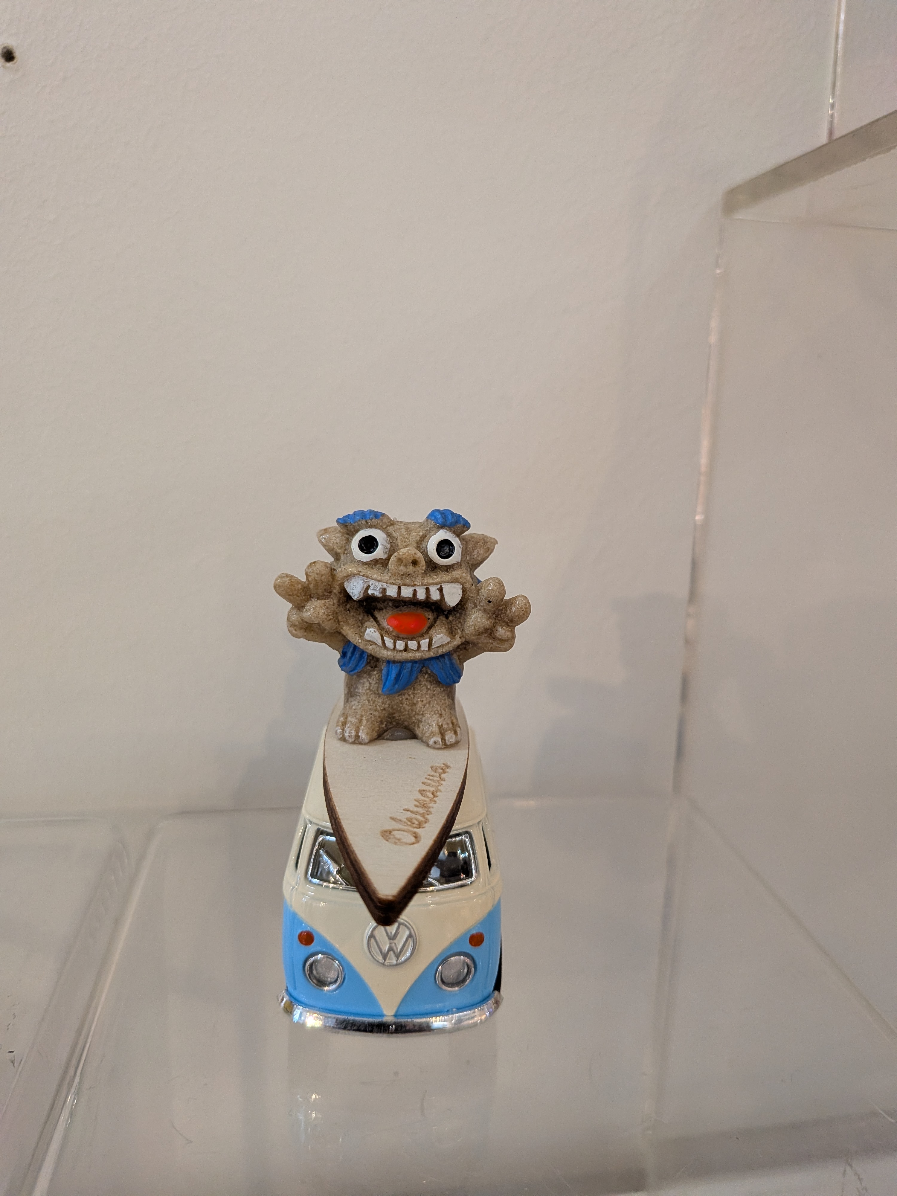 Okinawan Ryukyu tItoman Folk Art & Collectibles Collection: Handcrafted "Surf Shisa Mini Car" Figurine Collection (サーフ獅子ミニカー小 - thumbnail 1