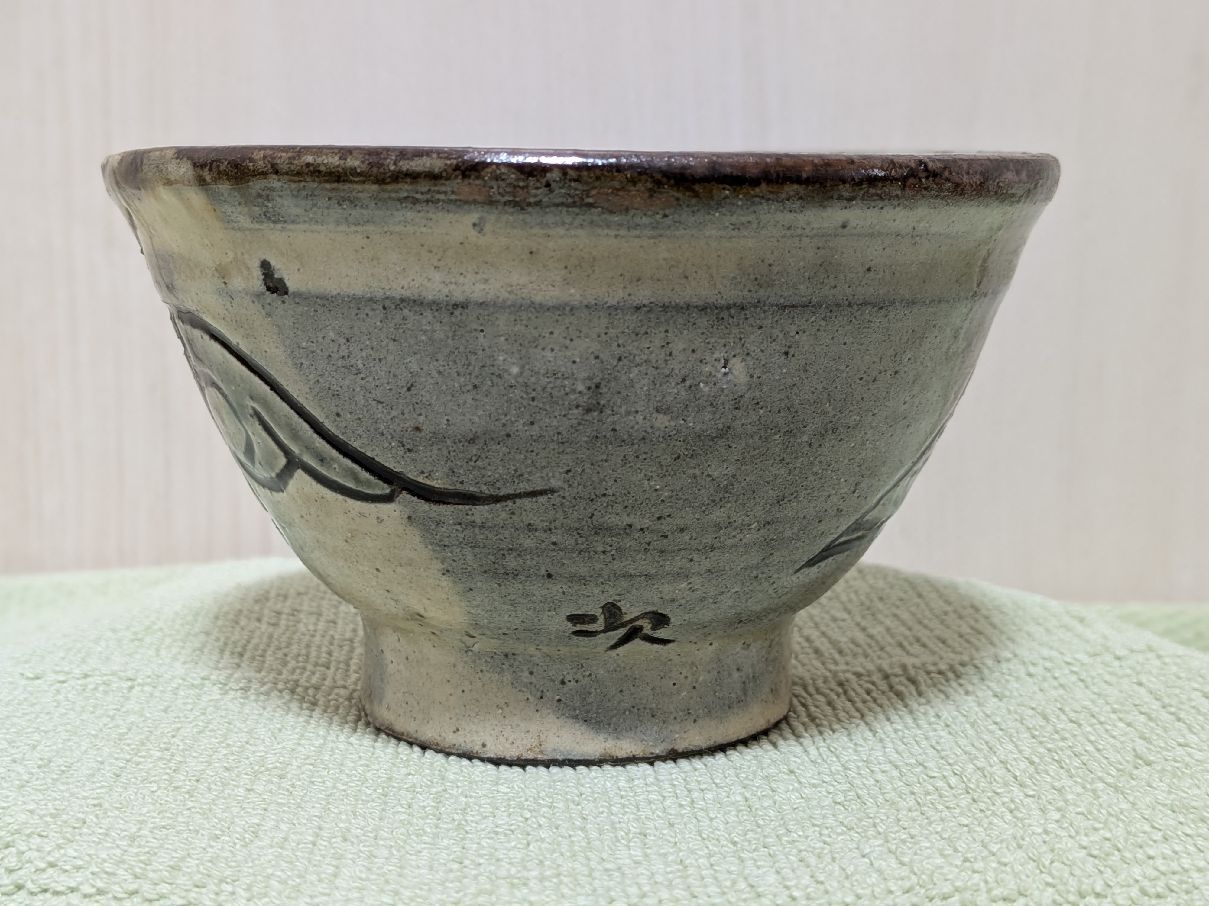 Jiro Kinjo Okinawan Yachimun Ceramic Bowl - Hand-Incised Fish Motif (魚紋) - thumbnail 6