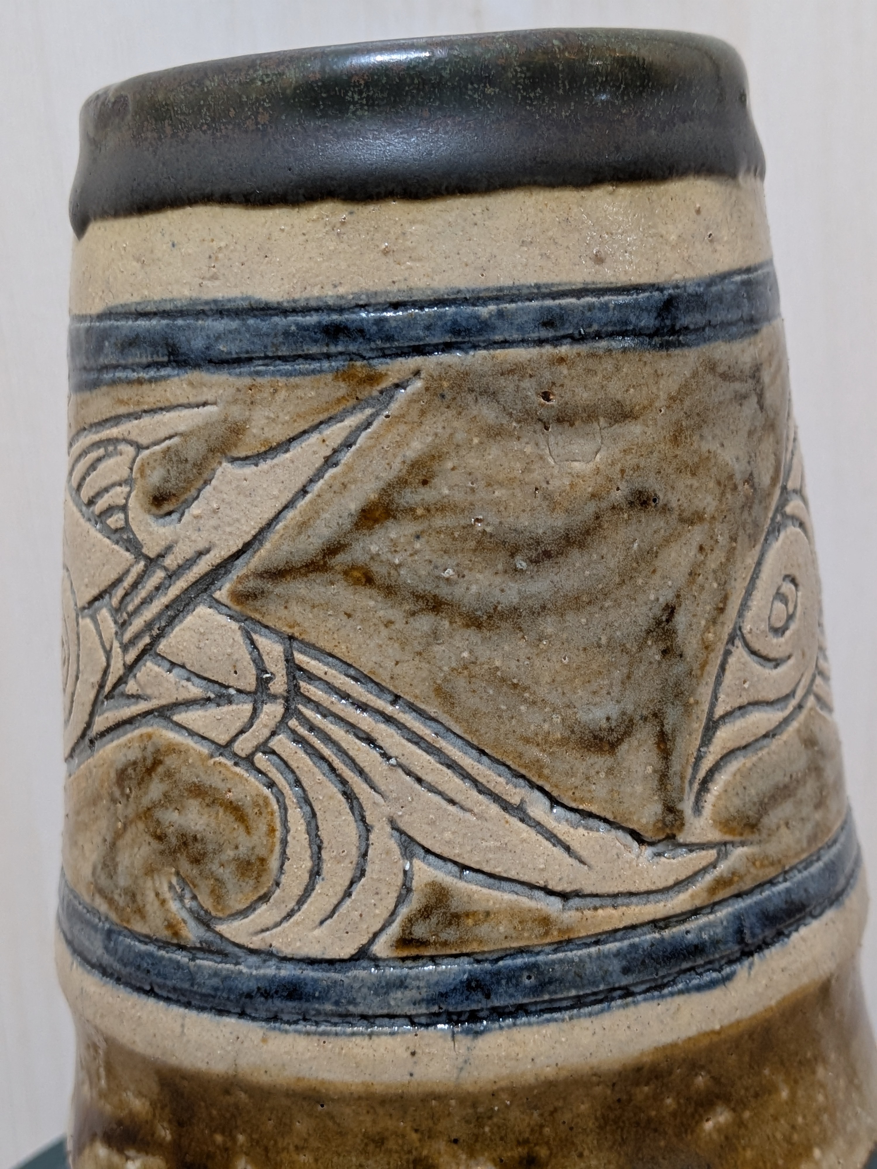 Jiro Kinjo Okinawan Yachimun Ceramic Vase - Hand-Incised Fish Motif (魚紋) - image 5