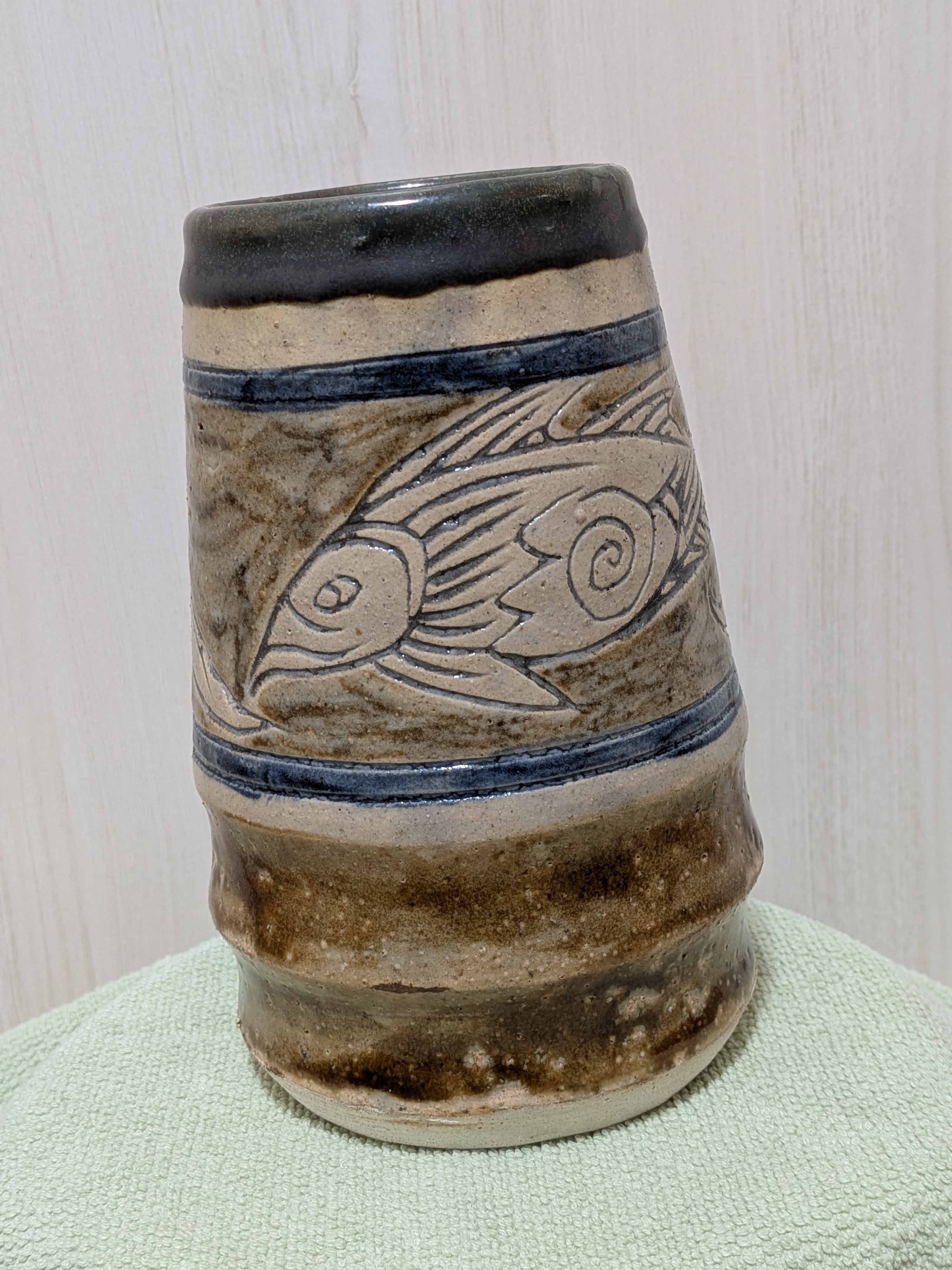 Jiro Kinjo Okinawan Yachimun Ceramic Vase - Hand-Incised Fish Motif (魚紋) - thumbnail 1