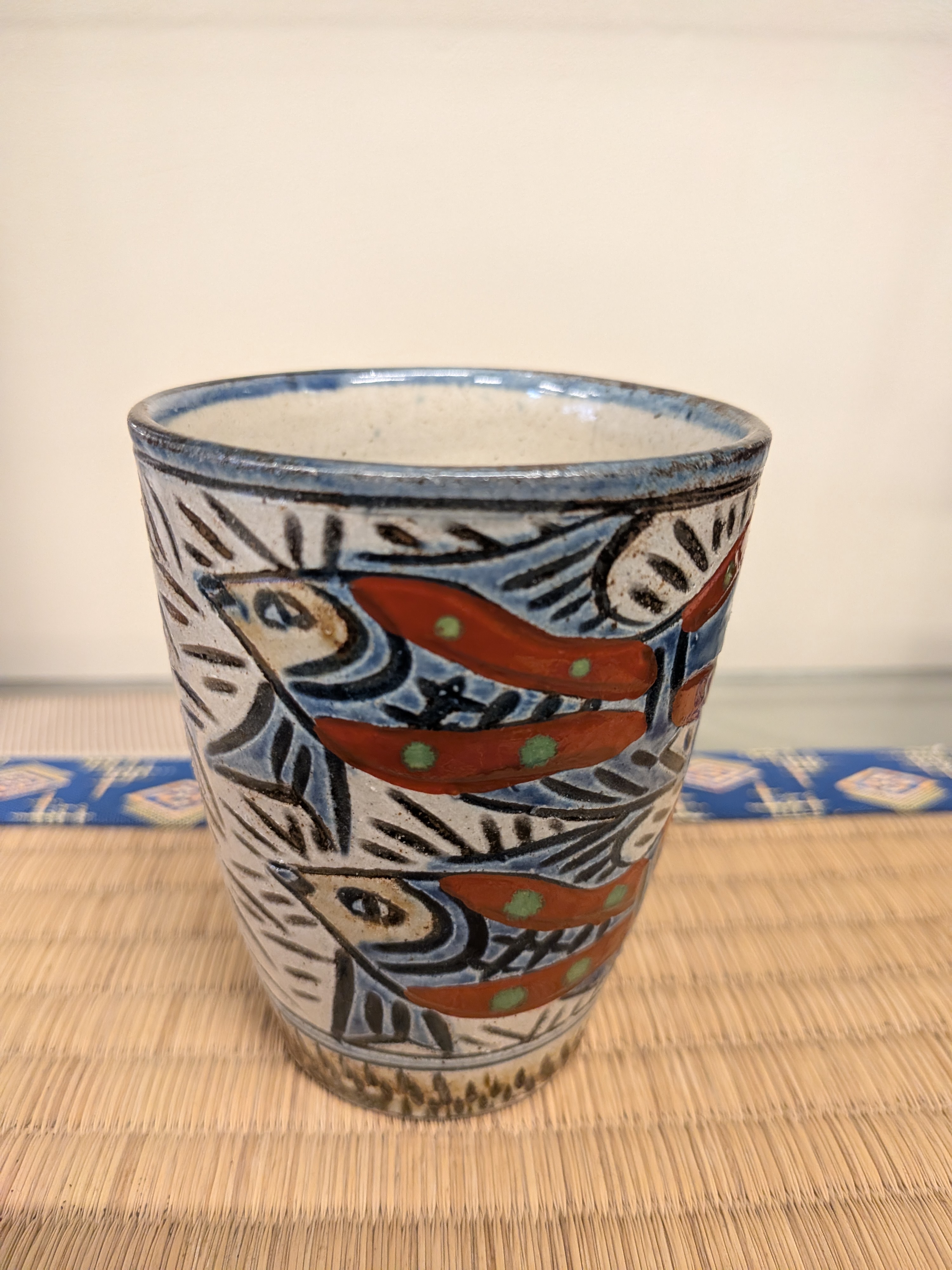 Okinawan Ryukyu Master Yachimun Ceramic Collection: Niou Kiln (仁王窯) & Arakaki Studio Lineage - Master Isao Arakaki (新垣 勲) - Hand-Carved Polychrome Fish-Motif Teacup / Tumbler, Gyomon Senbori Aka-e Yunomi - 魚紋線彫赤絵湯呑 - thumbnail 1