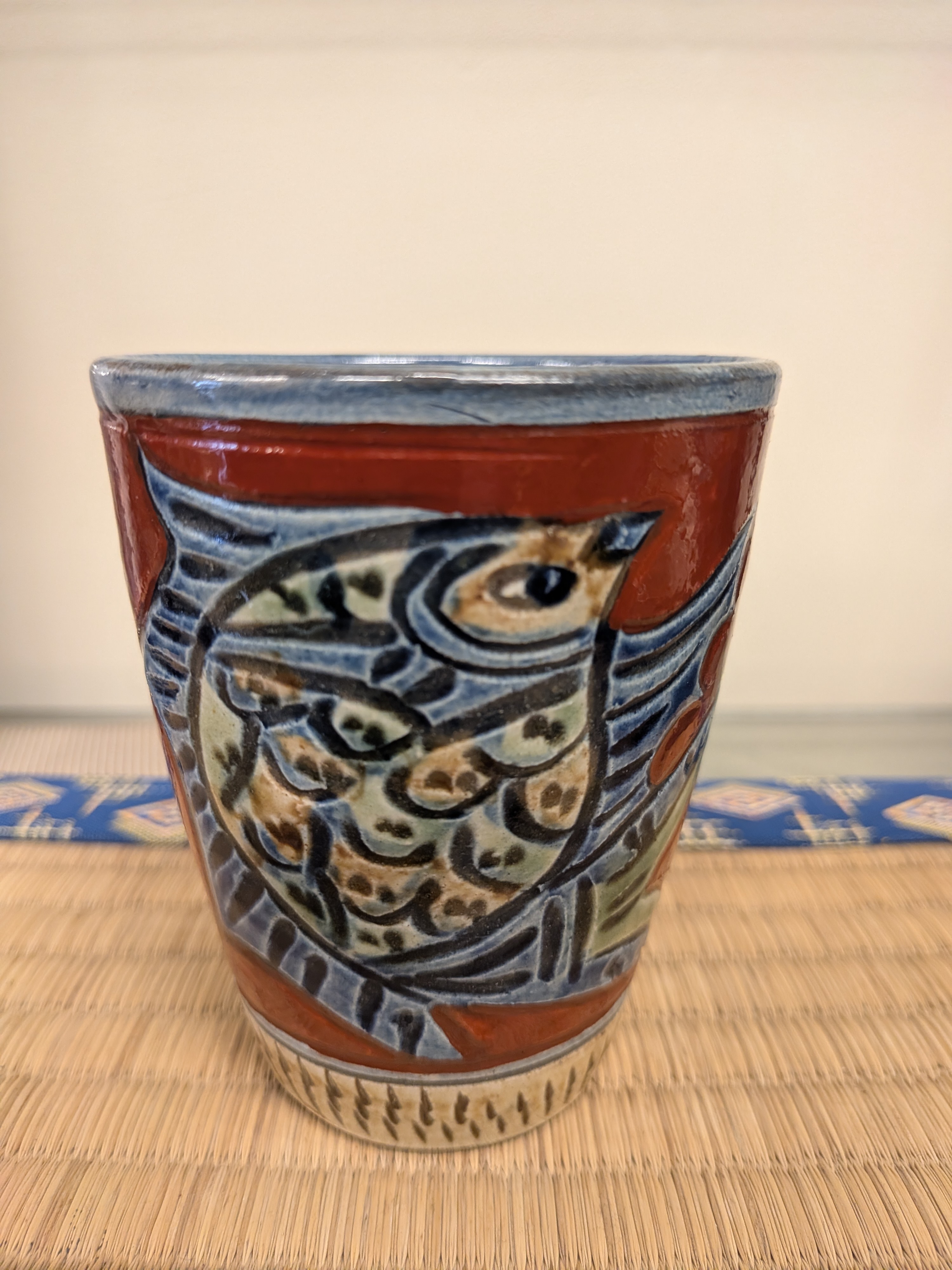 Okinawan Ryukyu Master Yachimun Ceramic Collection: Niou Kiln (仁王窯) & Arakaki Studio Lineage - Master Isao Arakaki (新垣 勲) - Hand-Carved Polychrome Fish-Motif Teacup, Gyomon Senbori Aka-e Yunomi - 魚紋線彫赤絵湯呑 - thumbnail 1