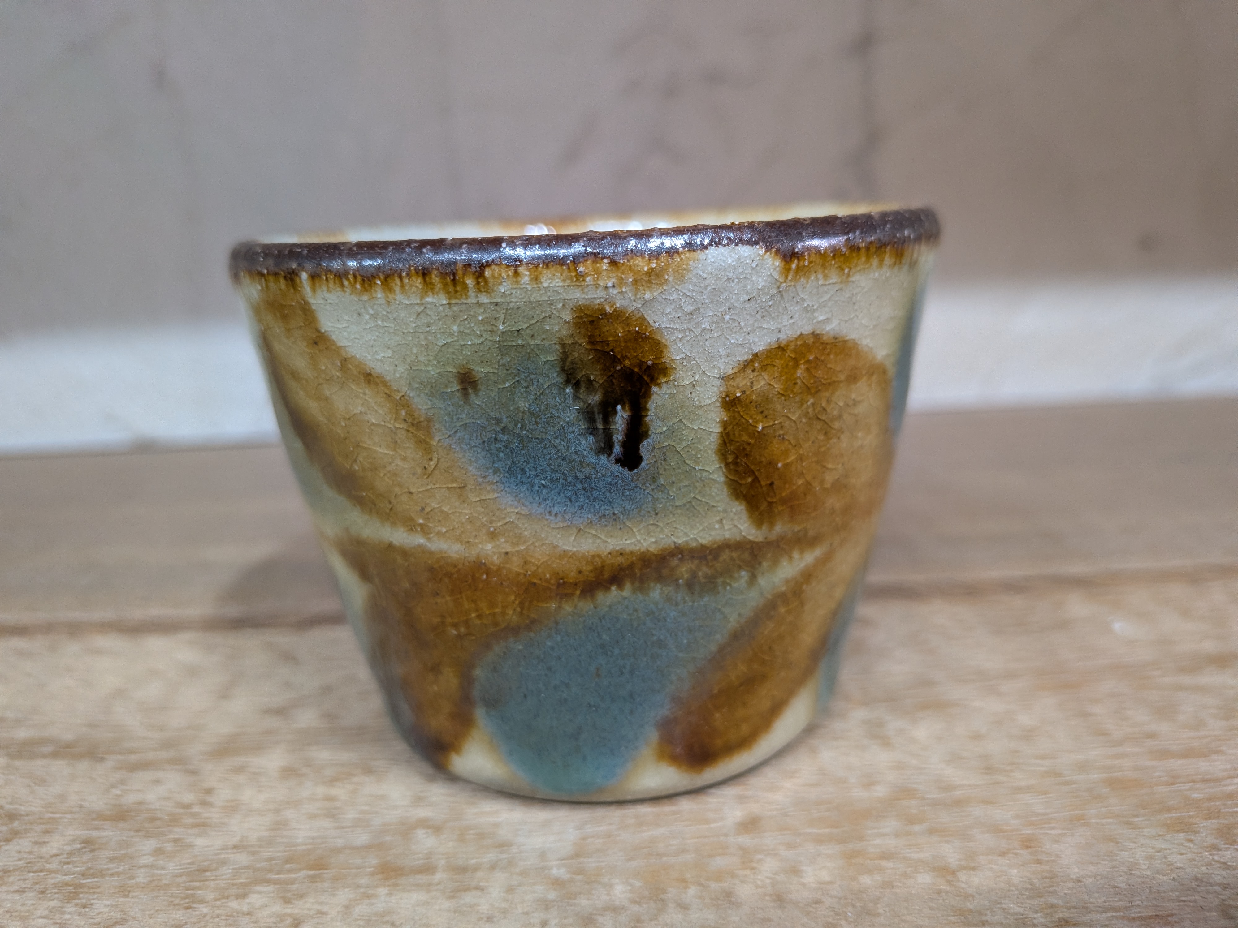 Okinawan Ryukyu Yachimun Fine Art Ceramic Collection: Yomitanzan-Yaki Kita-Gama Studio - Kyōshi Matsuda (松田 共司), Traditional Sansai Splash-Pattern Soba-Choko / Free Cup, Sansai Ame-yu / Gosu Soba-Choko - 三彩 飴釉・呉須 そば猪口 - image 1