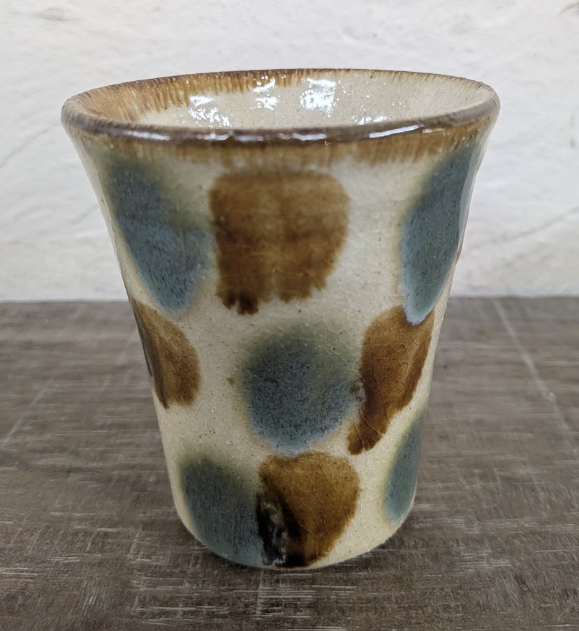 Okinawan Ryukyu Master Yachimun Ceramic Collection: Yomitan Mountain Kiln (Kita-gama) - Senior Master Potter Kyoji Matsuda (松田 共司) - Hand-Formed Polychrome Ten-uchi Ceramic Tumbler / Free Cup, Gosu to Ame Ten-uchi Free Cup - 呉須に飴点打 フリーカップ / フリーコップ - image 2