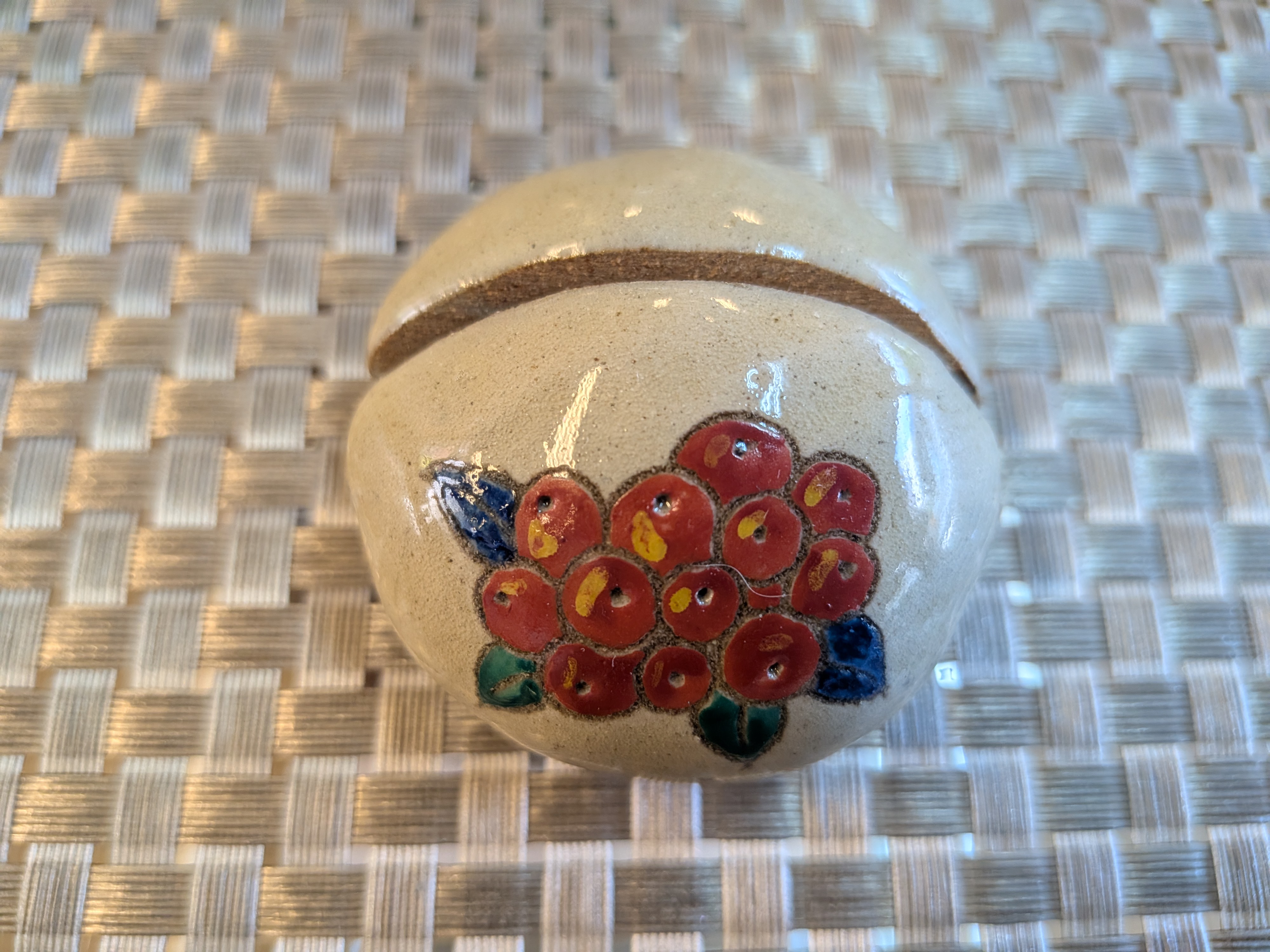Okinawan Ryukyu Master Yachimun Ceramic Collection: Tousai Gallery Collection - Artisan Akane Arakaki (新垣 あかね) / Tousai Studio Successor Lineage - Hand-Carved Polychrome Floral Ceramic Card Holder / Paperweight (Kamon Senbori Aka-e Card Stand) - thumbnail 1