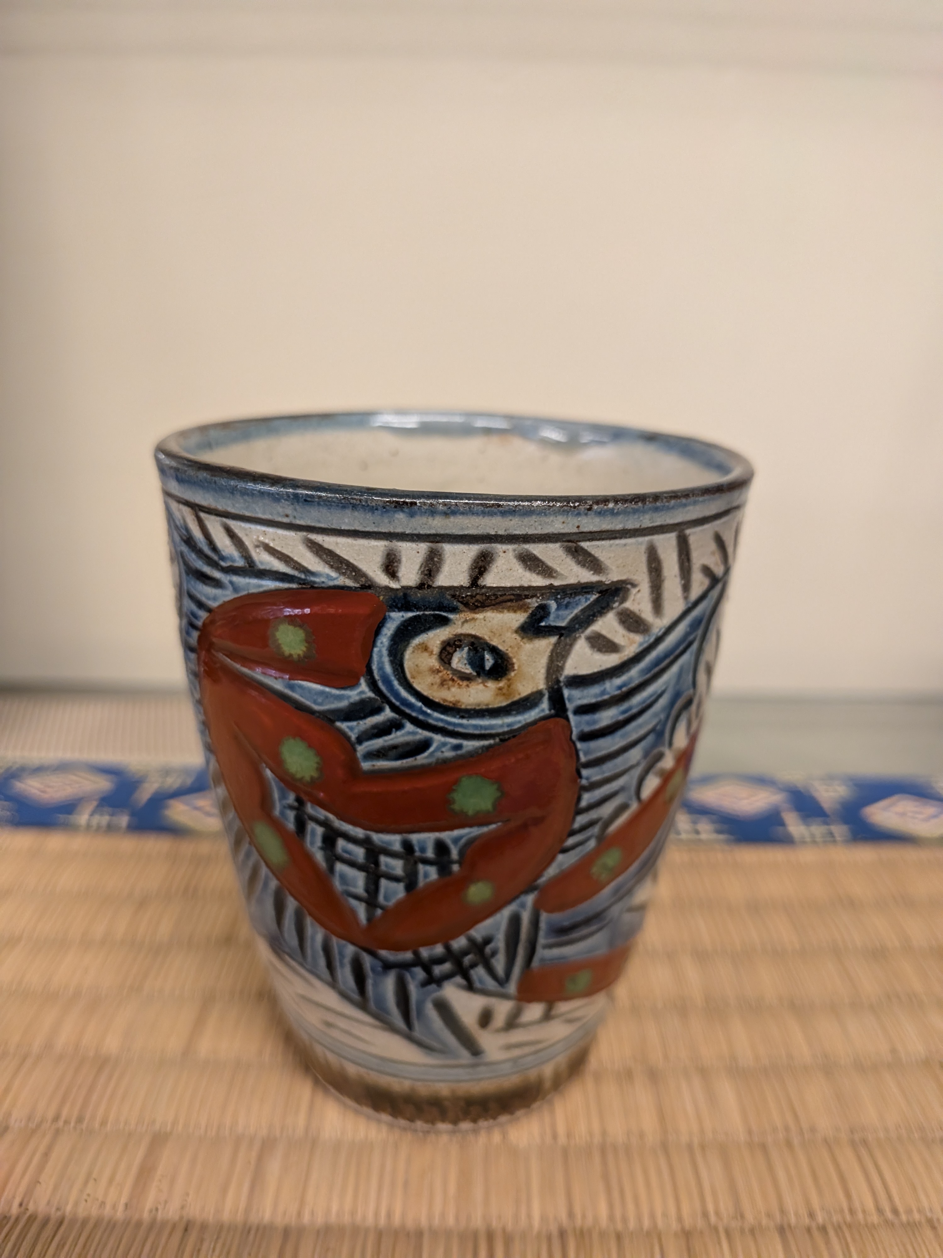 Okinawan Ryukyu Master Yachimun Ceramic Collection: Niou Kiln (仁王窯) & Arakaki Studio Lineage - Master Isao Arakaki (新垣 勲) - Hand-Carved Polychrome Fish-Motif Teacup / Tumbler, Gyomon Senbori Aka-e Yunomi - 魚紋線彫赤絵湯呑 - thumbnail 2