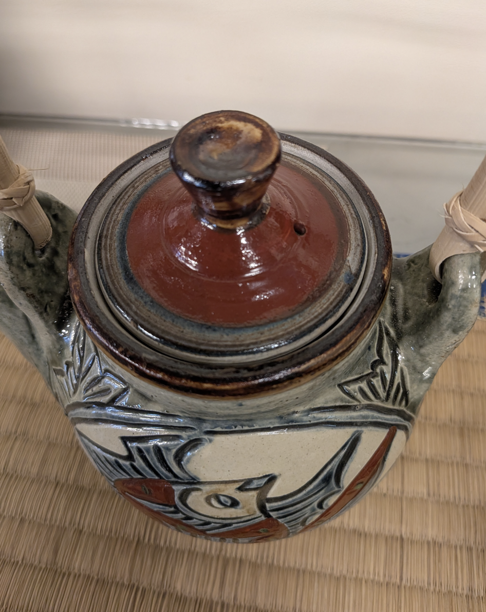 Okinawan Ryukyu Master Yachimun Ceramic Collection: Niou Kiln (仁王窯) & Arakaki Studio Lineage - Master Isao Arakaki (新垣 勲) - Hand-Carved Polychrome Fish-Motif Teapot, Gyomon Senbori Aka-e Kyusu - 魚紋線彫赤絵急須 - thumbnail 4
