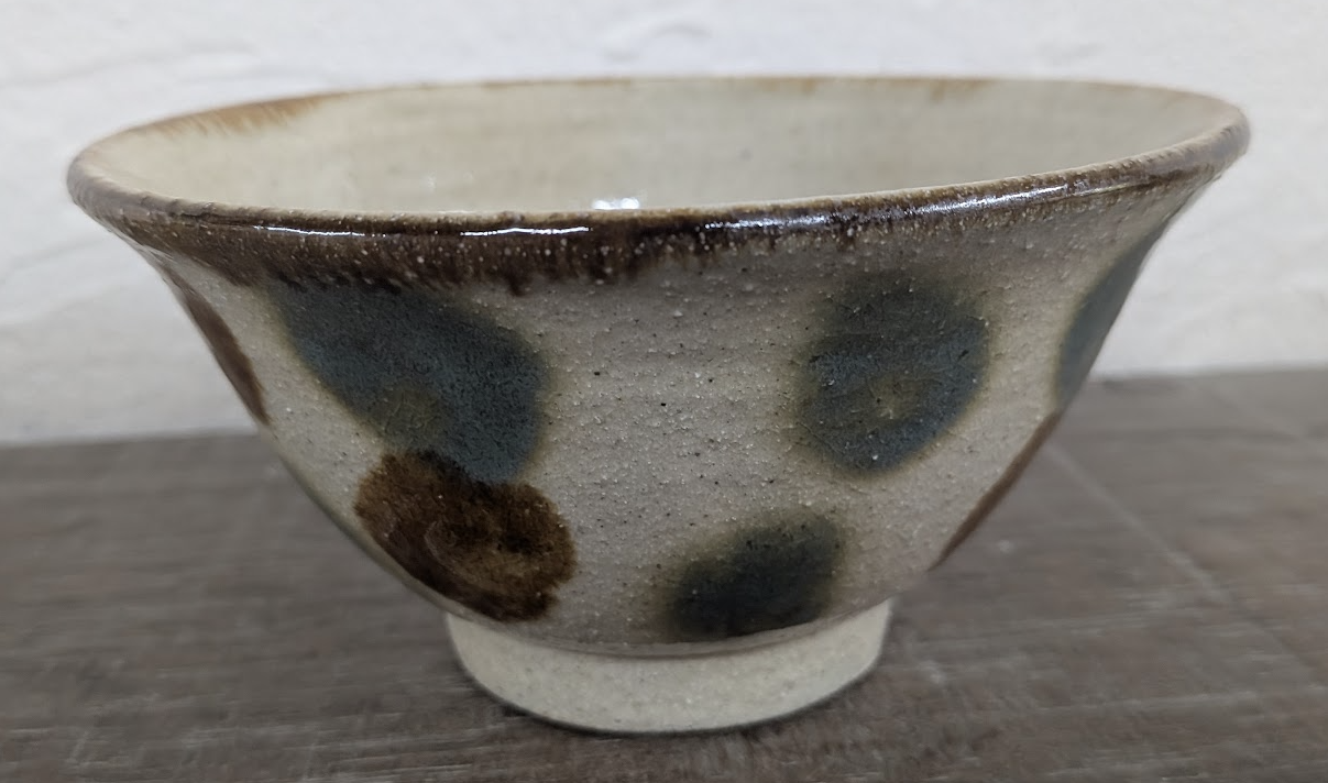 Okinawan Ryukyu Master Yachimun Ceramic Collection: Yomitan Mountain Kiln (Kita-gama) - Senior Master Potter Kyoji Matsuda (松田 共司) - Hand-Formed Polychrome Ten-uchi Rice Bowl / Makai, Gosu to Ame Ten-uchi Mawan / Makai - 呉須に飴点打 マカイ / 飯椀 - image 2