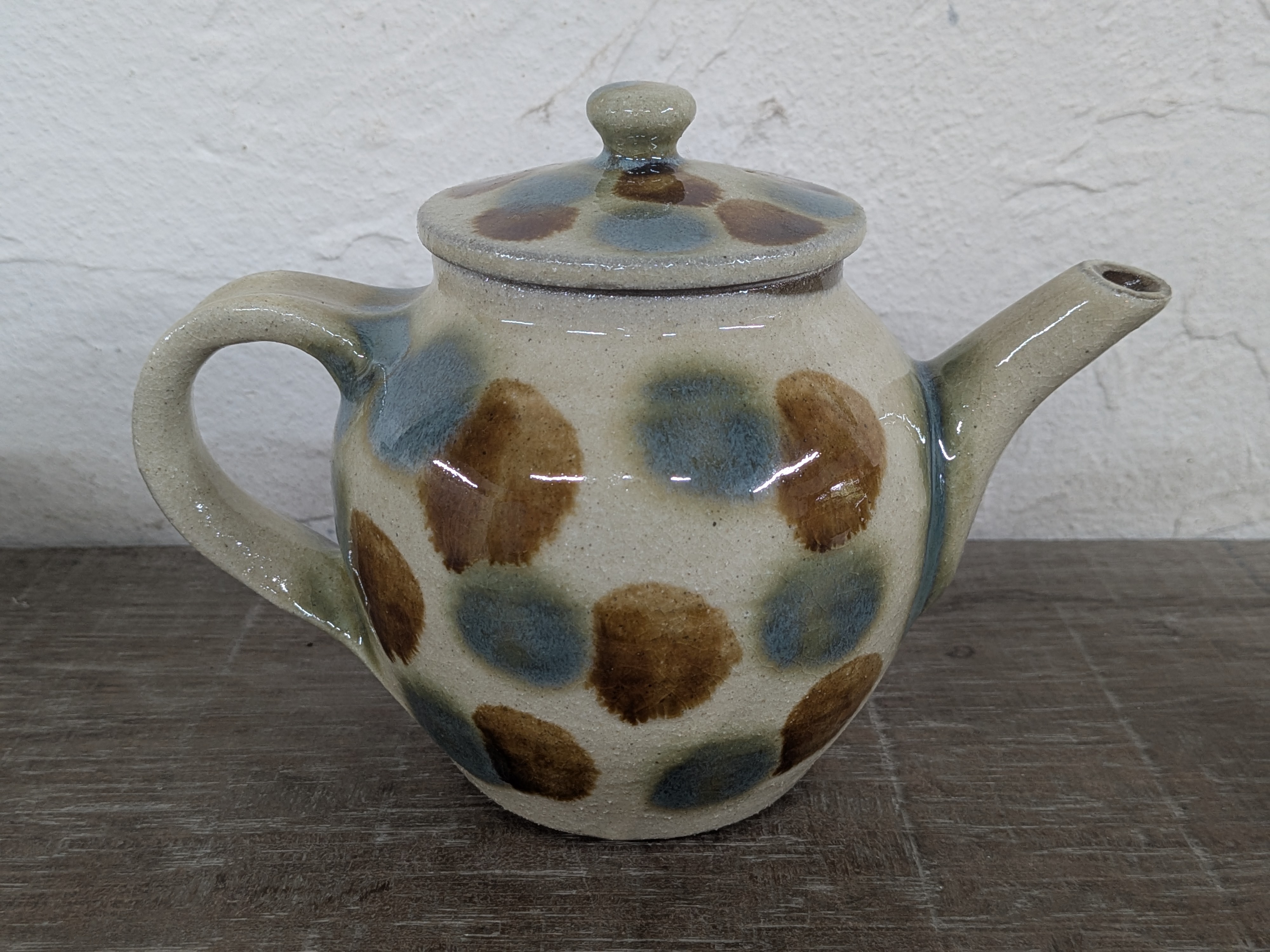 Okinawan Ryukyu Master Yachimun Ceramic Collection: Yomitan Mountain Kiln (Kita-gama) - Senior Master Potter Kyoji Matsuda (松田 共司) - Hand-Formed Polychrome Ten-uchi Tea Pot / Kyūsu, Gosu to Ame Ten-uchi Kyūsu - 呉須に飴点打 急須 / ティーポット - image 2