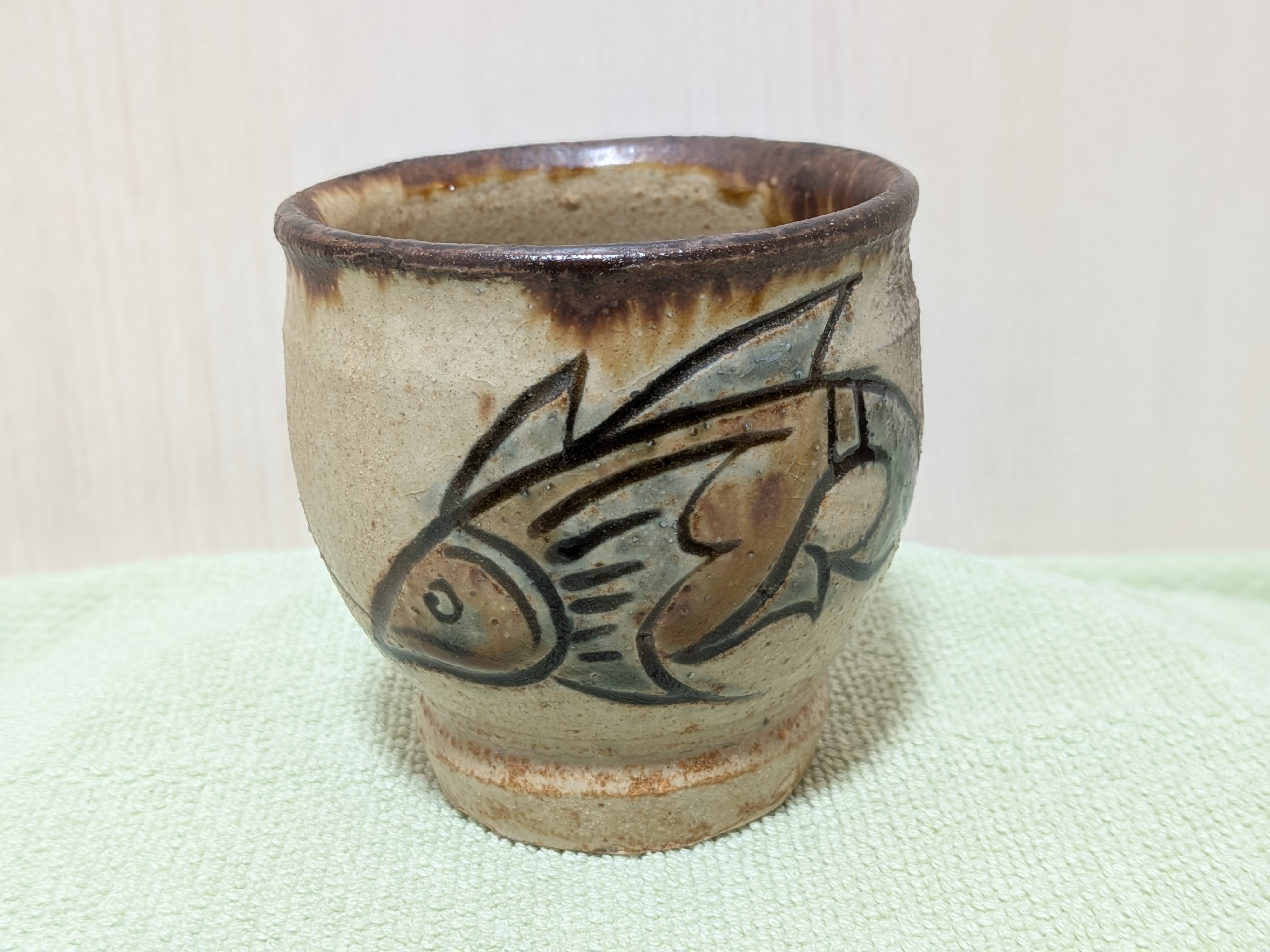 Jiro Kinjo Okinawan Yachimun Ceramic Cup - Hand-Incised Fish Motif (魚紋) - thumbnail 1