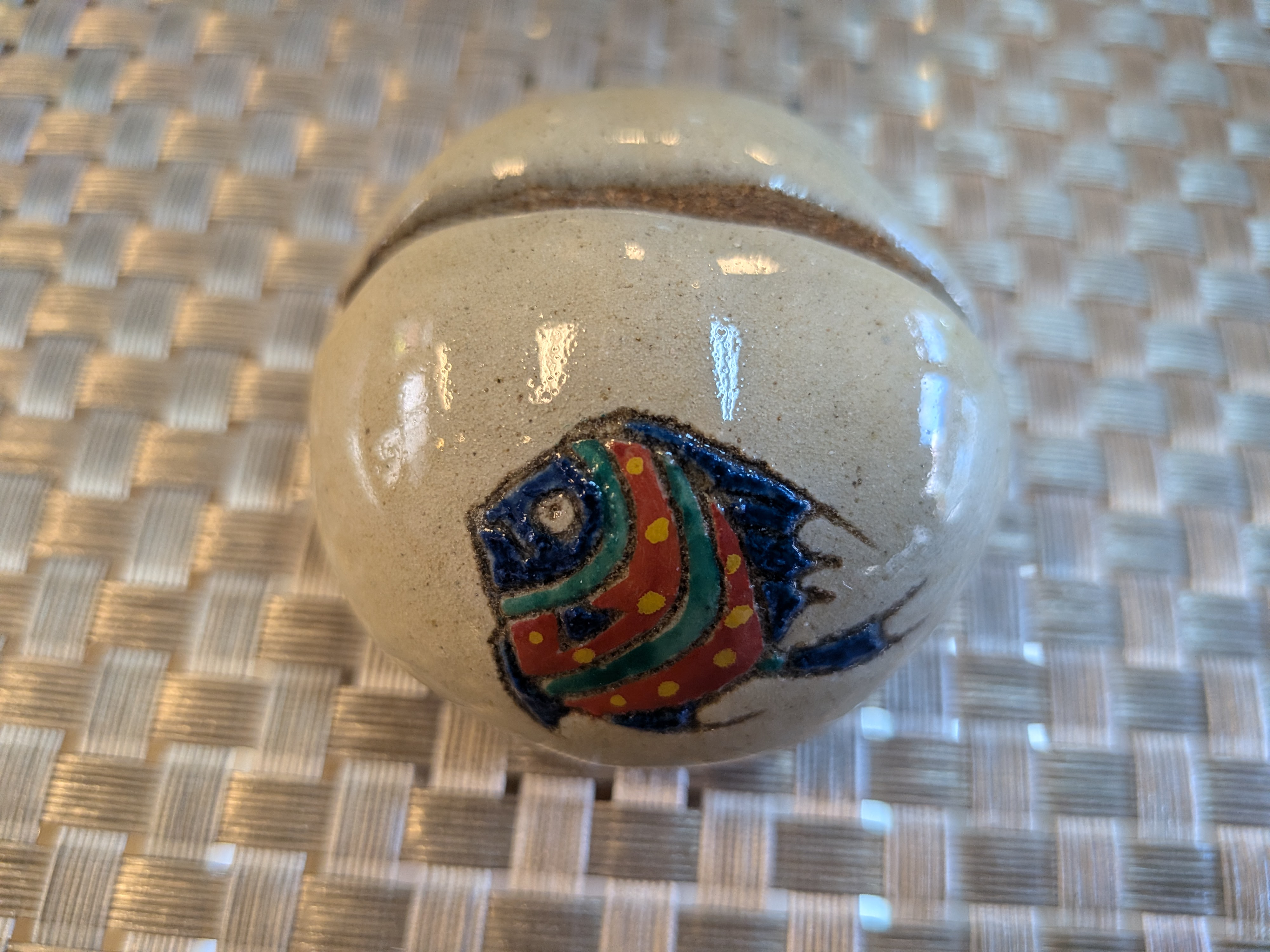 Okinawan Ryukyu Master Yachimun Ceramic Collection: Tousai Gallery Collection - Artisan Akane Arakaki (新垣 あかね) / Tousai Studio Successor Lineage - Hand-Carved Polychrome Fish-Motif Ceramic Card Holder / Paperweight (Gyomon Senbori Aka-e Card Stand - 魚紋線彫赤絵カード立て) - thumbnail 1