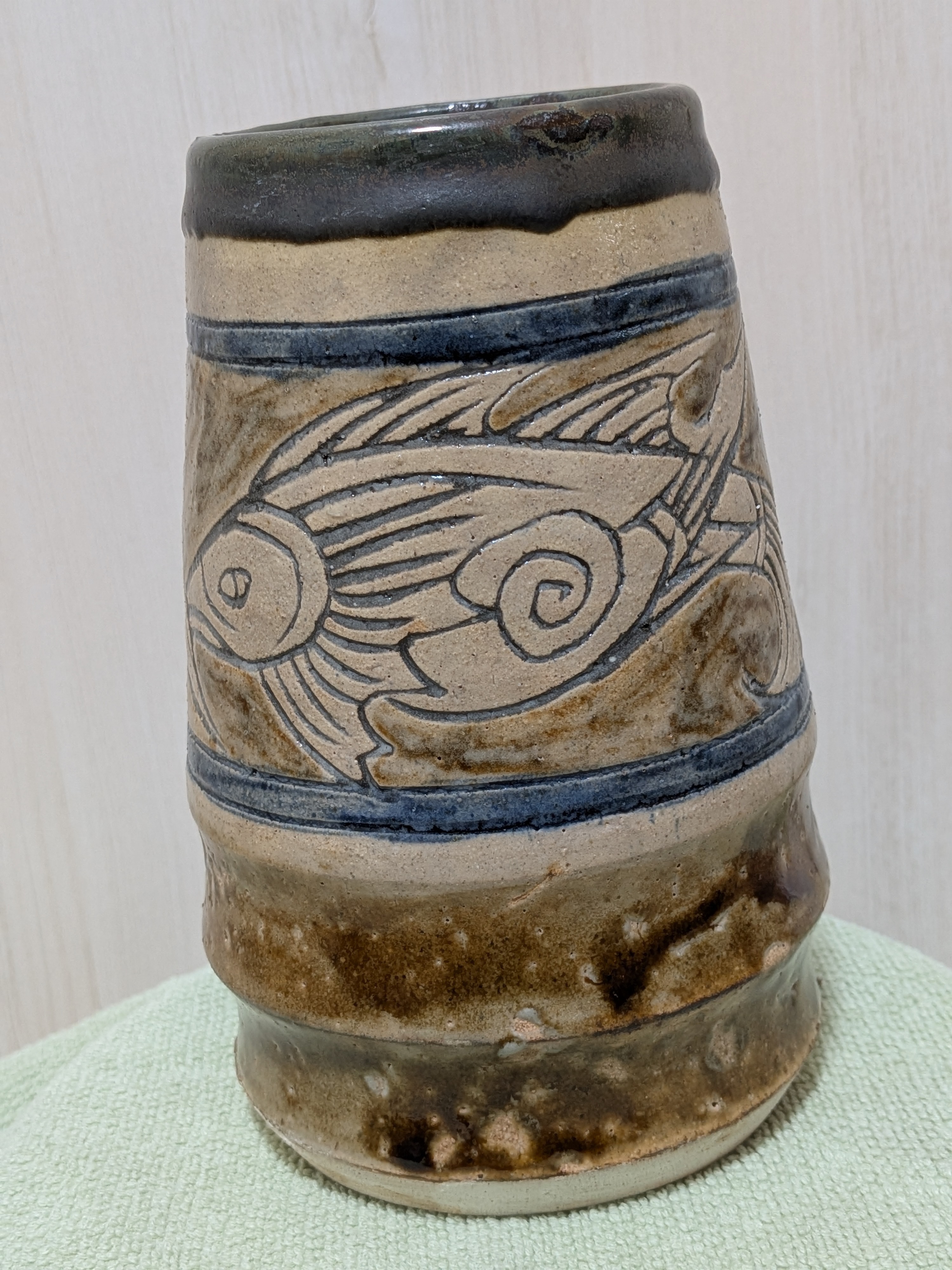 Jiro Kinjo Okinawan Yachimun Ceramic Vase - Hand-Incised Fish Motif (魚紋) - image 6