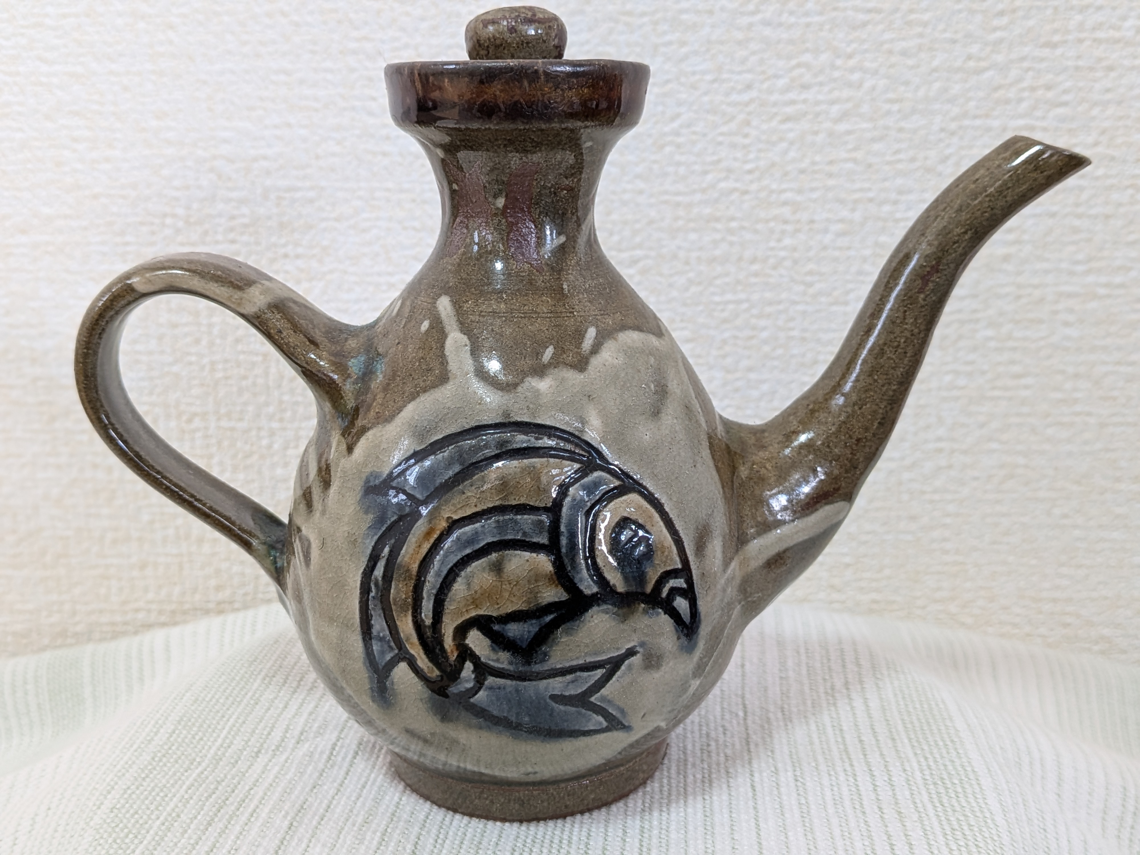 Toshio Kinjo Okinawan Yachimun Ceramic Pot - Hand-Incised Fish Motif (魚紋) - thumbnail 3
