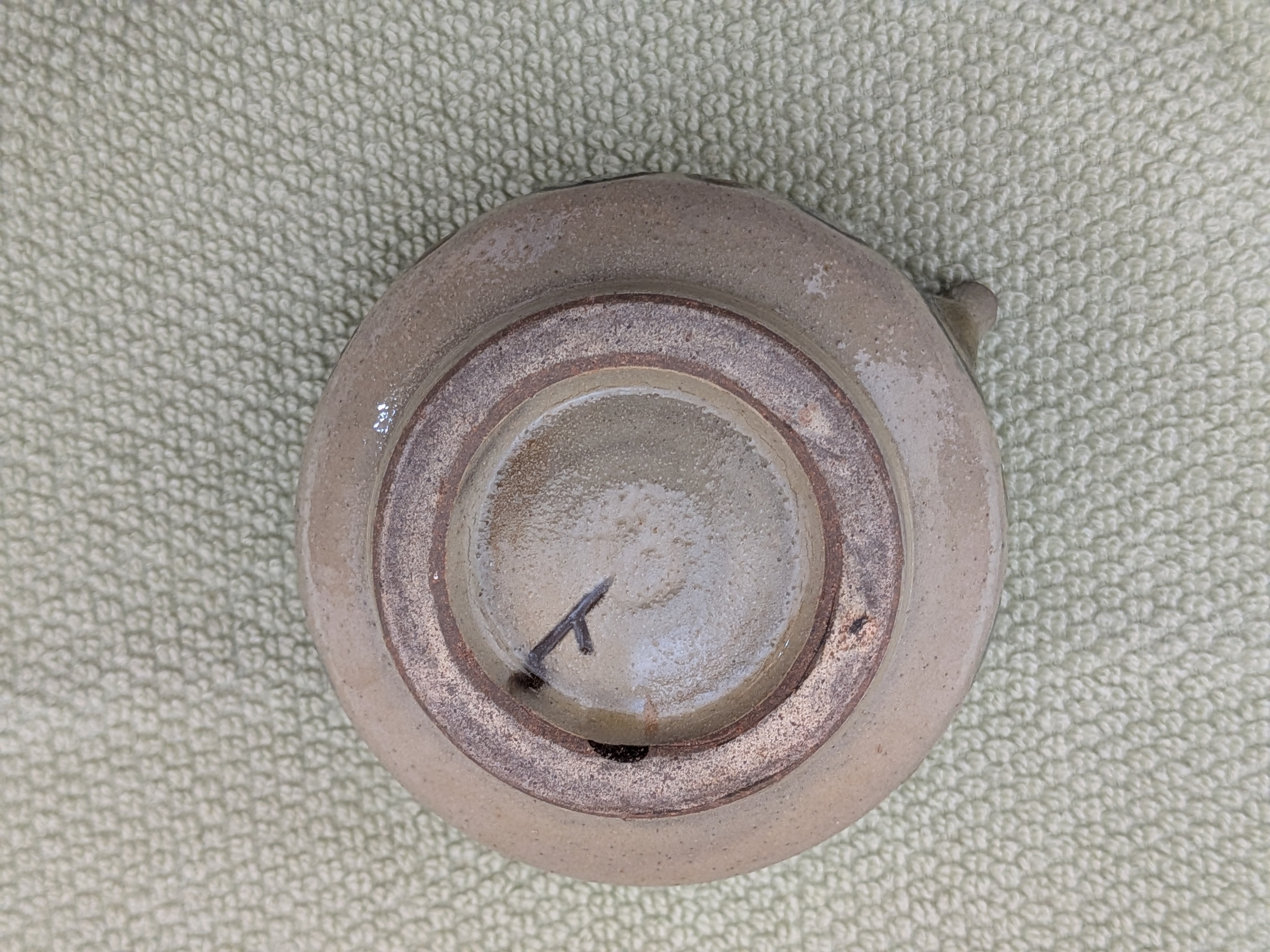 Toshio Kinjo Okinawan Yachimun Ceramic Kara-kara - Hand-Incised Fish Motif (魚紋) - thumbnail 7