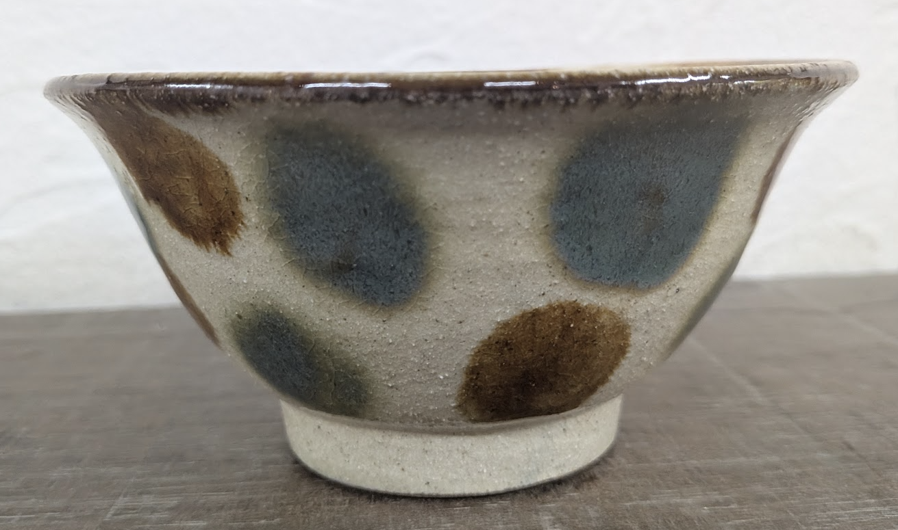 Okinawan Ryukyu Master Yachimun Ceramic Collection: Yomitan Mountain Kiln (Kita-gama) - Senior Master Potter Kyoji Matsuda (松田 共司) - Hand-Formed Polychrome Ten-uchi 6-Sun Large Bowl / Donburi, Gosu to Ame Ten-uchi Donburi / Makai - 呉須に飴点打 どんぶり / 6寸マカイ - thumbnail 1