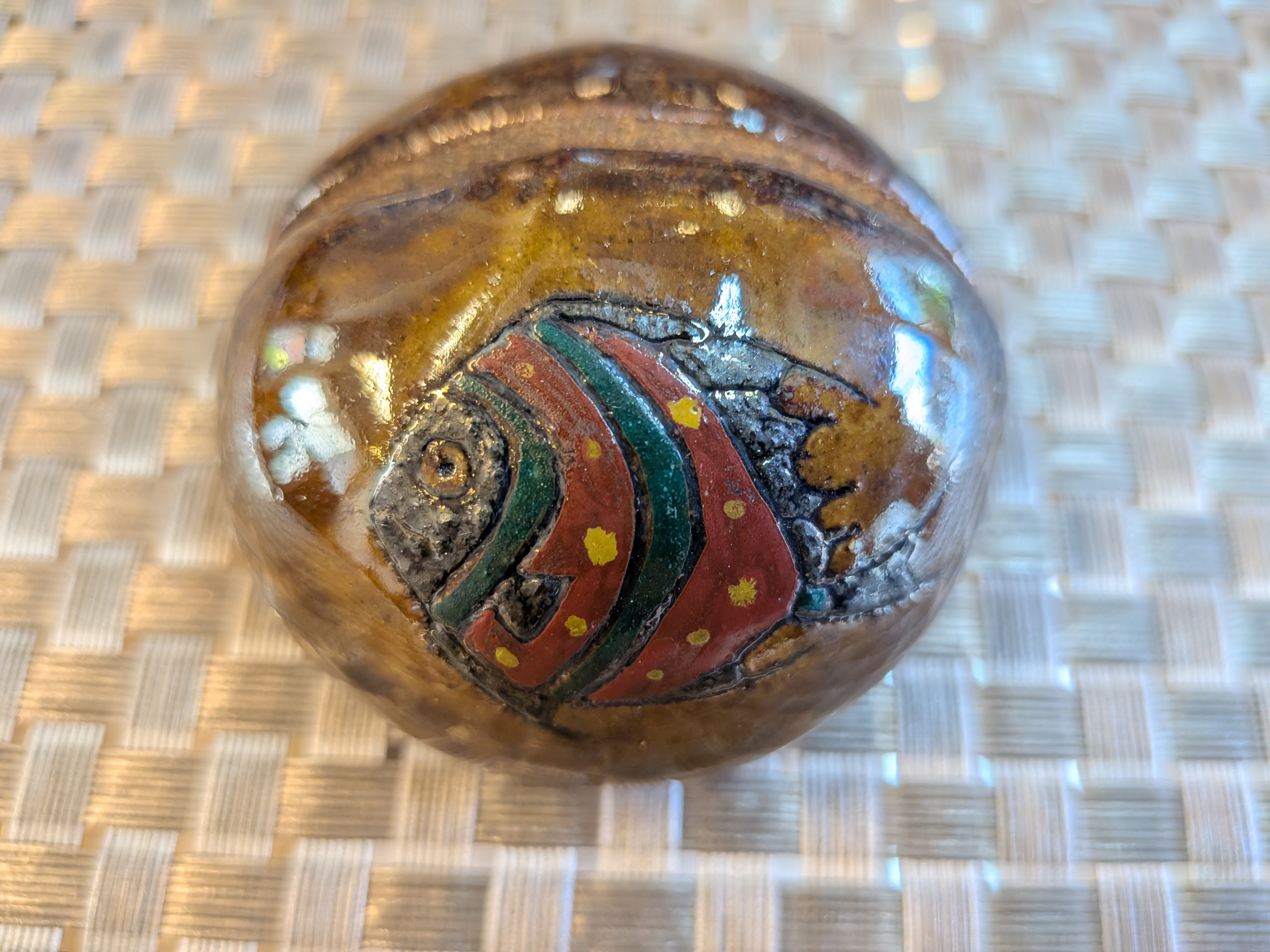 Okinawan Ryukyu Master Yachimun Ceramic Collection: Tousai Gallery Collection - Artisan Akane Arakaki (新垣 あかね) / Tousai Studio Successor Lineage - Hand-Carved Polychrome, Fish-Motif Ceramic Paperweight / Ornament (Gyomon Senbori Aka-e) - image 1