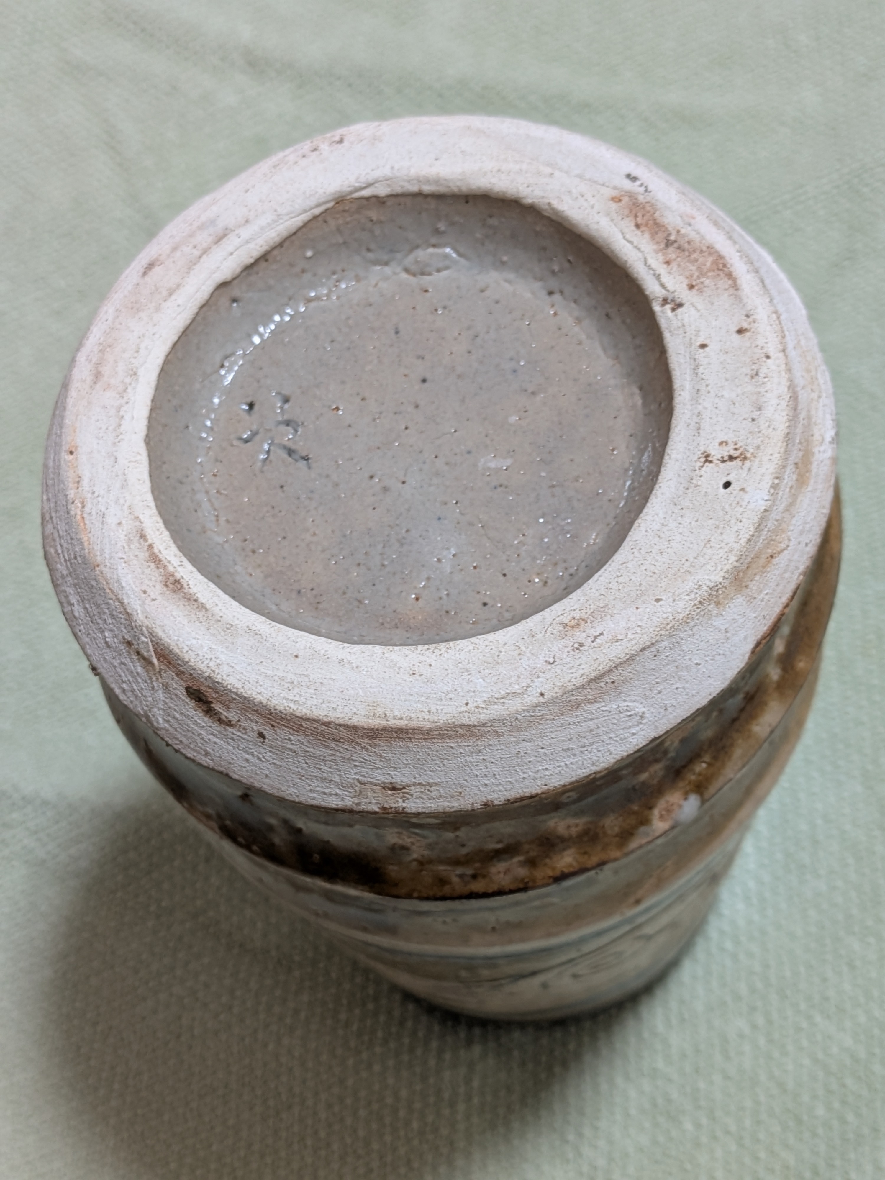 Jiro Kinjo Okinawan Yachimun Ceramic Vase - Hand-Incised Fish Motif (魚紋) - thumbnail 8