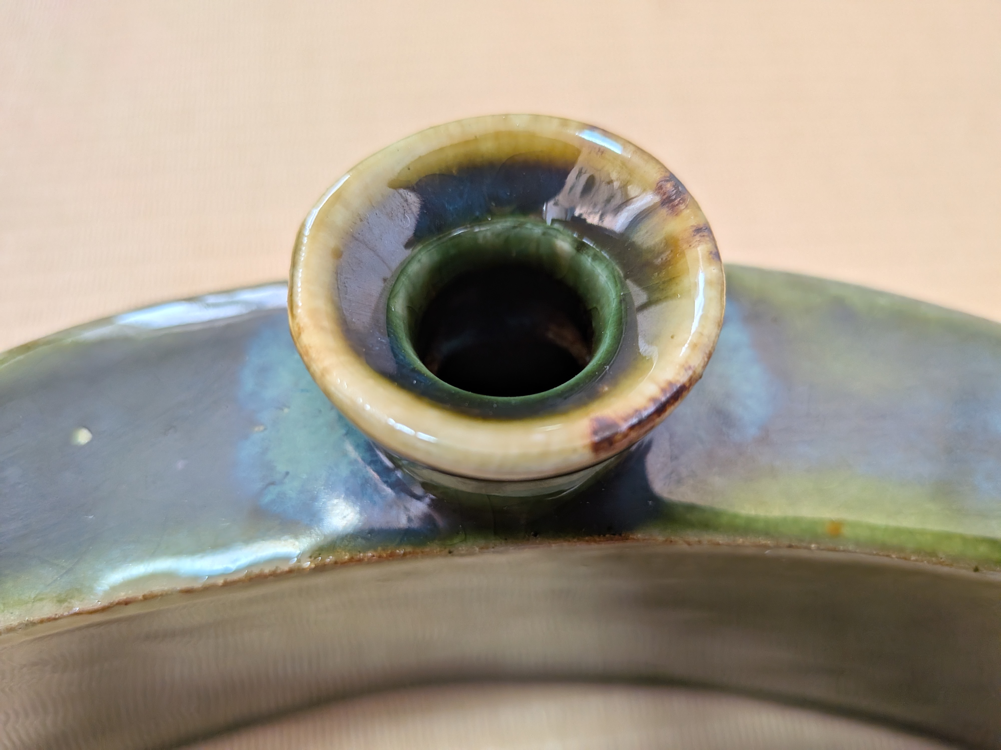 Okinawan Ryukyu Master Yachimun Collection: Toubou Makiya Studio - Osamu Makiya (真喜屋 修), Emerald Deep-Glaze Crescent Hip Flask - Dakibin (抱瓶) - image 4