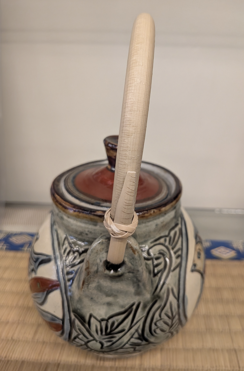 Okinawan Ryukyu Master Yachimun Ceramic Collection: Niou Kiln (仁王窯) & Arakaki Studio Lineage - Master Isao Arakaki (新垣 勲) - Hand-Carved Polychrome Fish-Motif Teapot, Gyomon Senbori Aka-e Kyusu - 魚紋線彫赤絵急須 - thumbnail 3