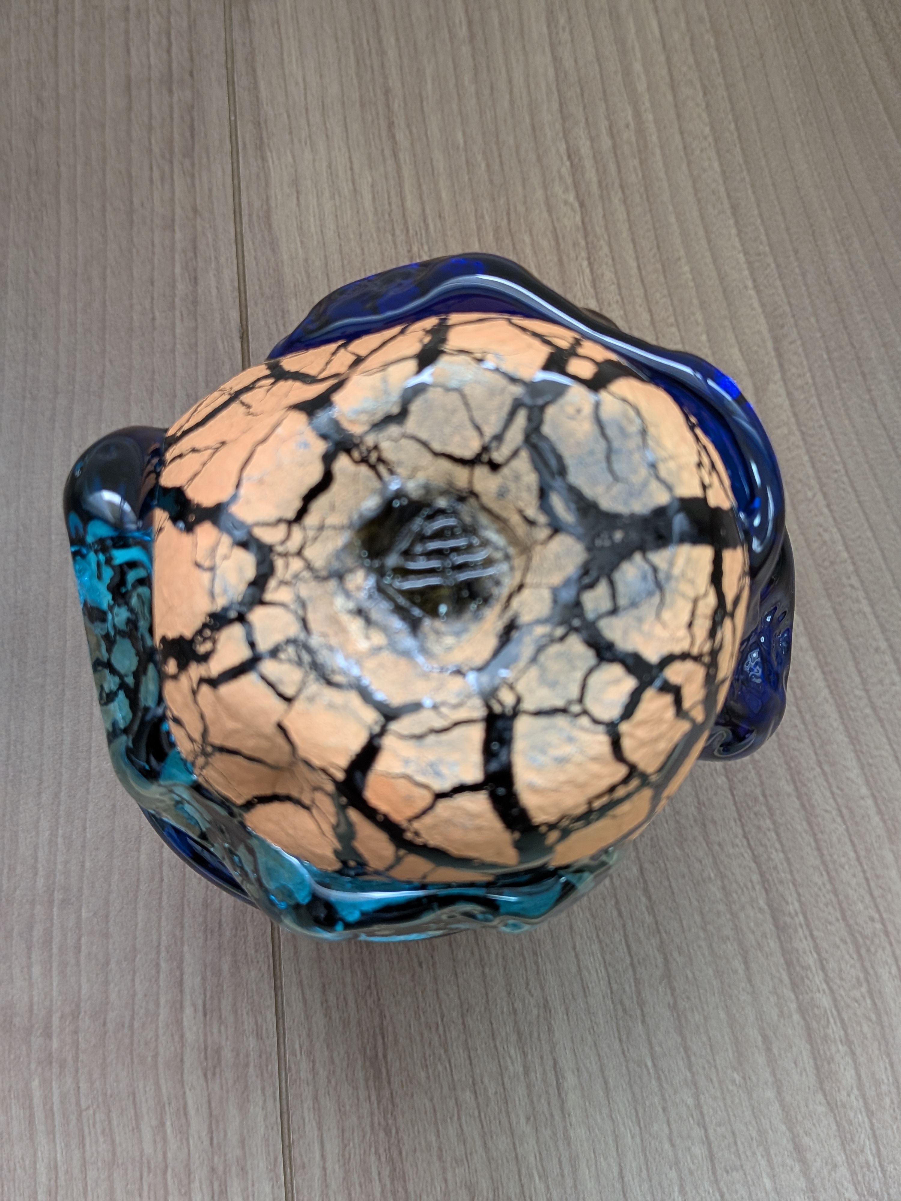 Okinawan Ryukyu Hand-Blown Glass Collection: Contemporary Master Craftsman Seikichi Inamine (稲嶺 盛吉), Earth-Toned Crackle & Ocean Cobalt Swirl Rock Cup - 宙吹ガラス - thumbnail 3