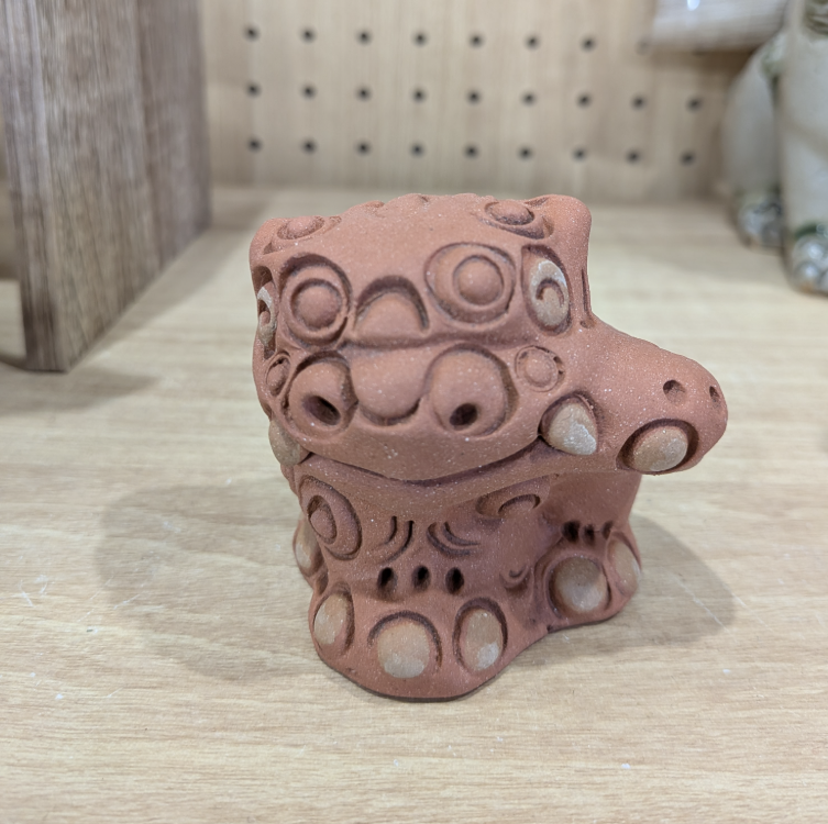 Okinawan Ryukyu Folk Art & Ceramic Collection: Handcrafted “Fuku-Maneki Shisa” Beckoning Guardian Pair Set - Small (福まねきシーサー ペア小) - thumbnail 2