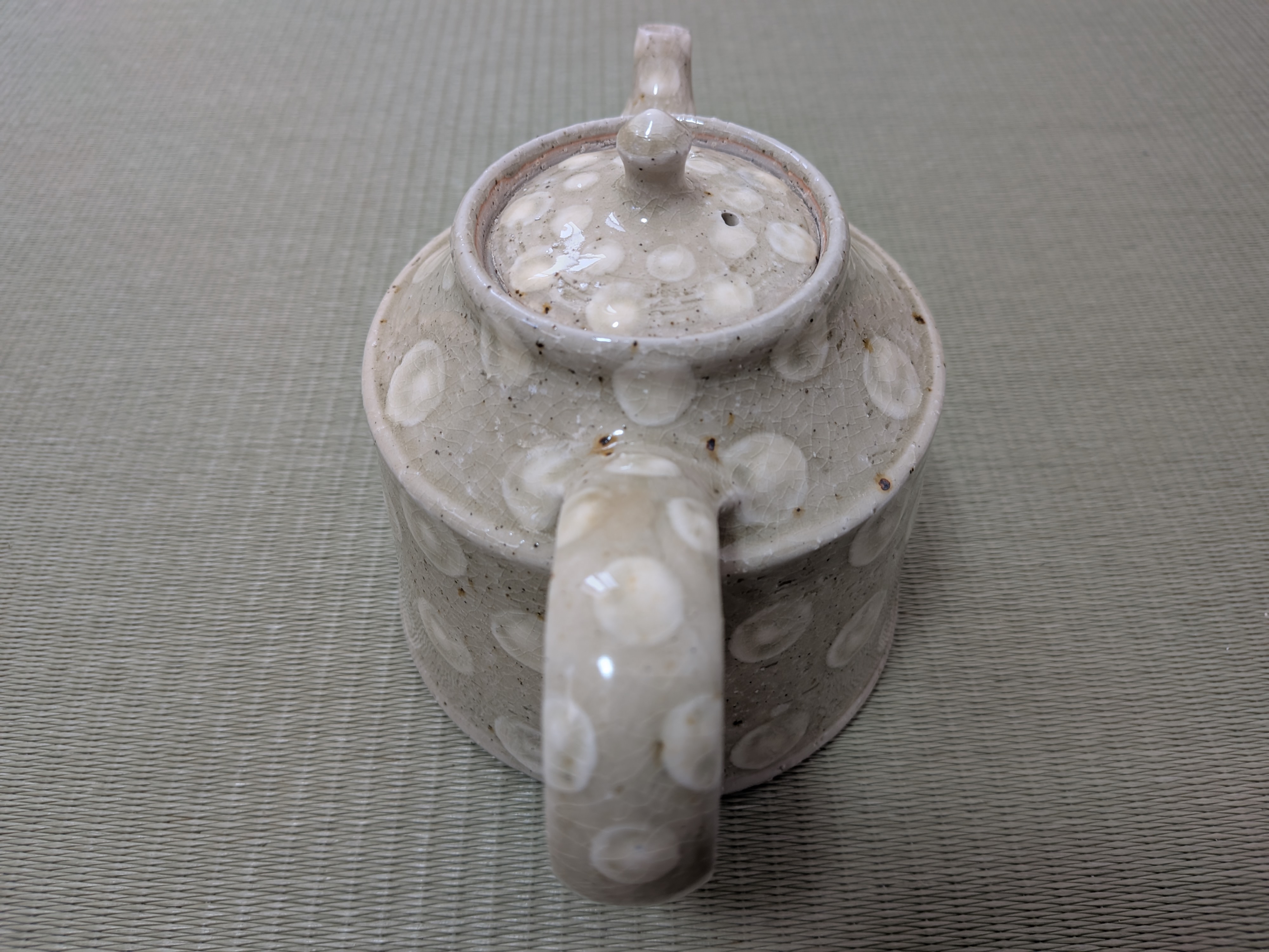 Okinawan Ryukyu Master Yachimun Ceramic Collection: Toubou Makiya Studio - Master Osamu Makiya (真喜屋 修) - Natural Pine-Ash Slip Dot-Pattern Teapot (Matsuhai-yu Tenten Kyūsu / Pot - 松灰釉点打ポット) - image 3