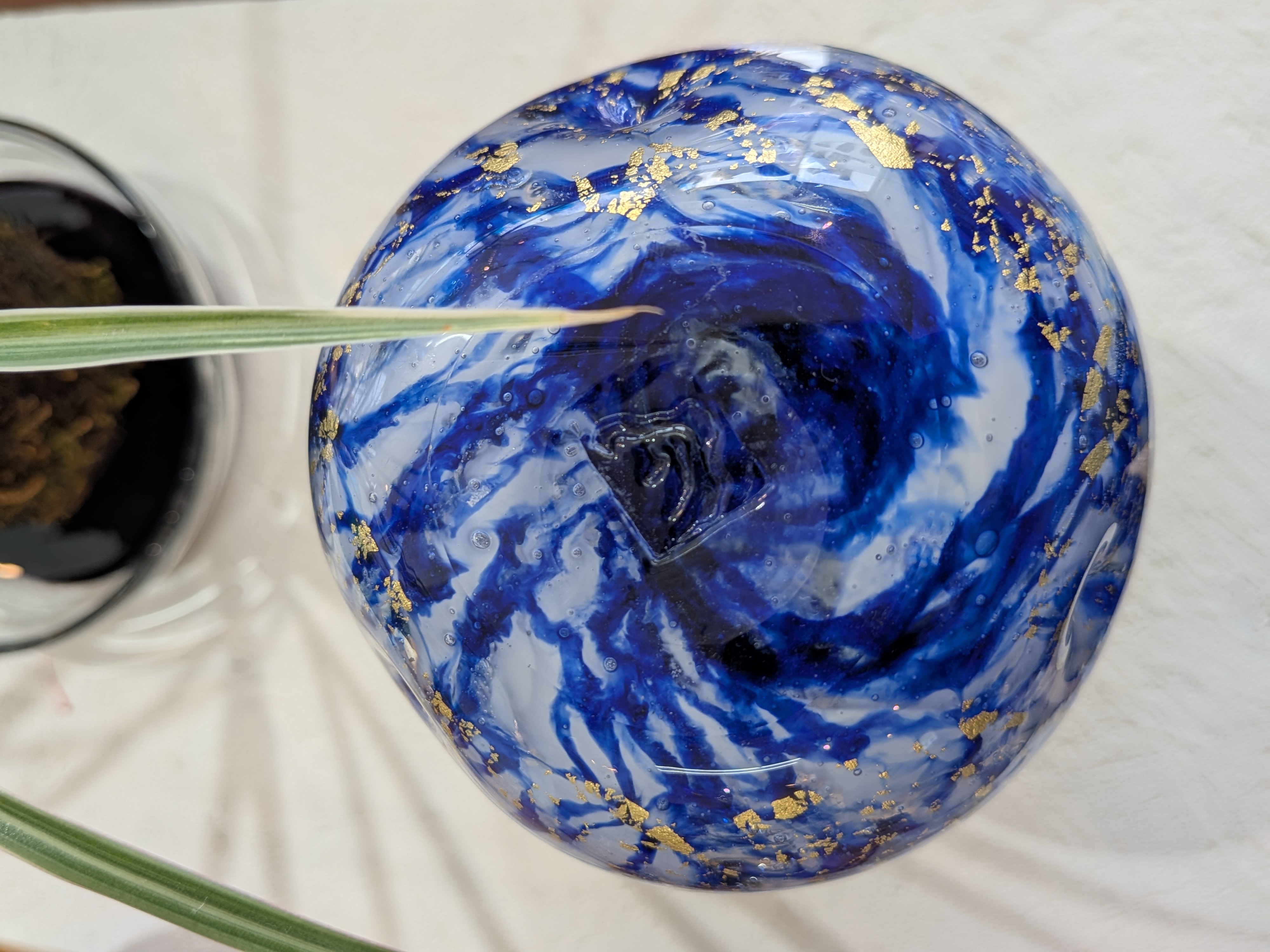 Okinawan Ryukyu Hand-Blown Glass Collection: Takumi Kōbō Studio - Hideyoshi Matsuda (松田 英吉), Celestial Ocean & Gold Leaf Fine Art Glass Vase - Earth Edition / 宙吹ガラス - image 4