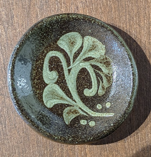 Okinawan Yomitan Yachimun no Sato Craft Collection: Floral Small Plate (Mame-zara / 豆皿) - thumbnail 1