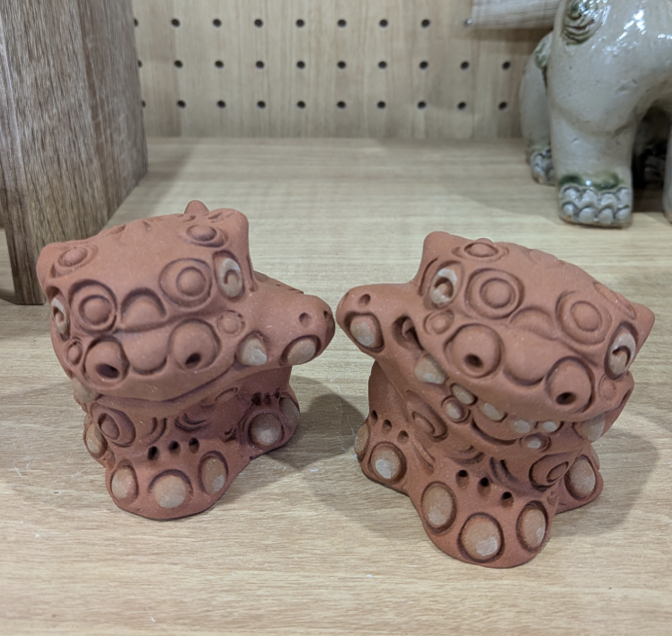 Okinawan Ryukyu Folk Art & Ceramic Collection: Handcrafted “Fuku-Maneki Shisa” Beckoning Guardian Pair Set - Small (福まねきシーサー ペア小) - thumbnail 1