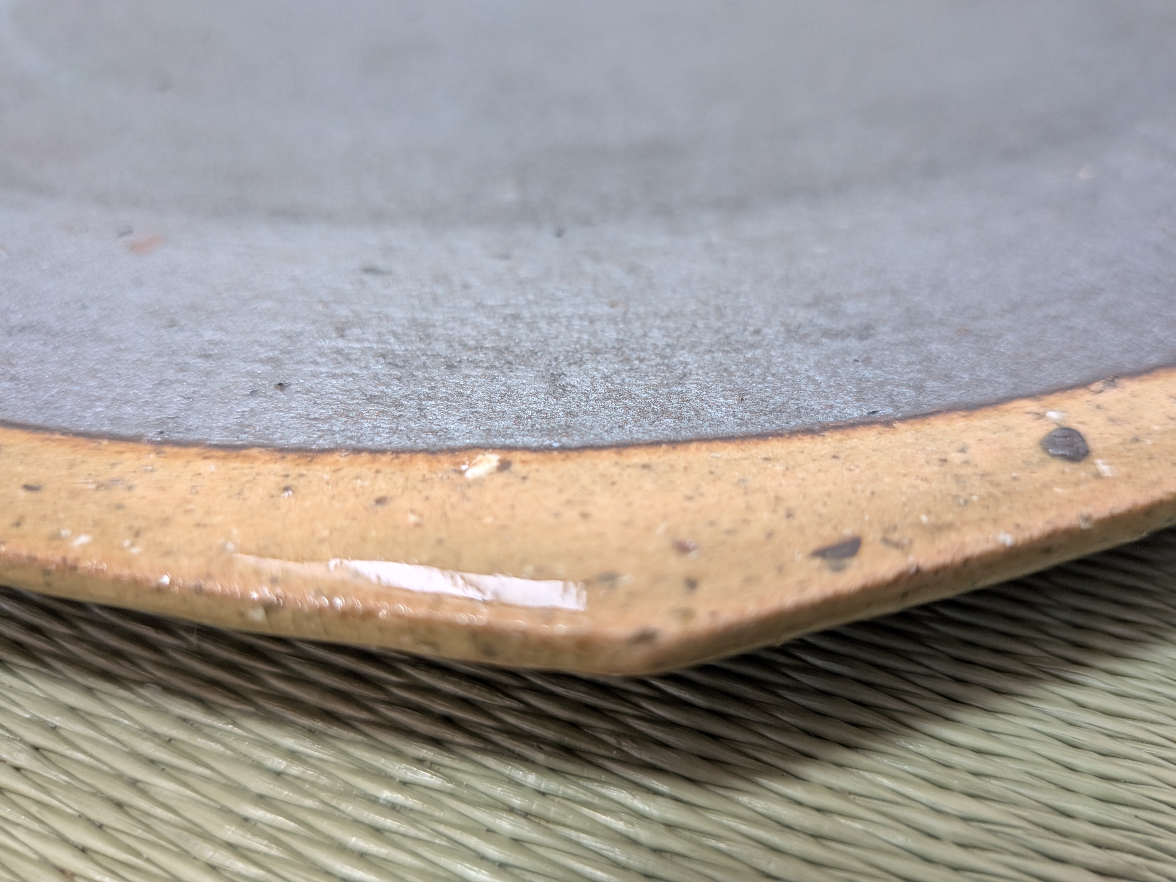 Okinawan Ryukyu Master Yachimun Ceramic Collection: Toubou Makiya Studio - Master Osamu Makiya (真喜屋 修) - Large Pine-Ash Glaze Octagonal Plate (Matsuhai-yu Tagakuzara L — 松灰釉多角皿 L) - image 3