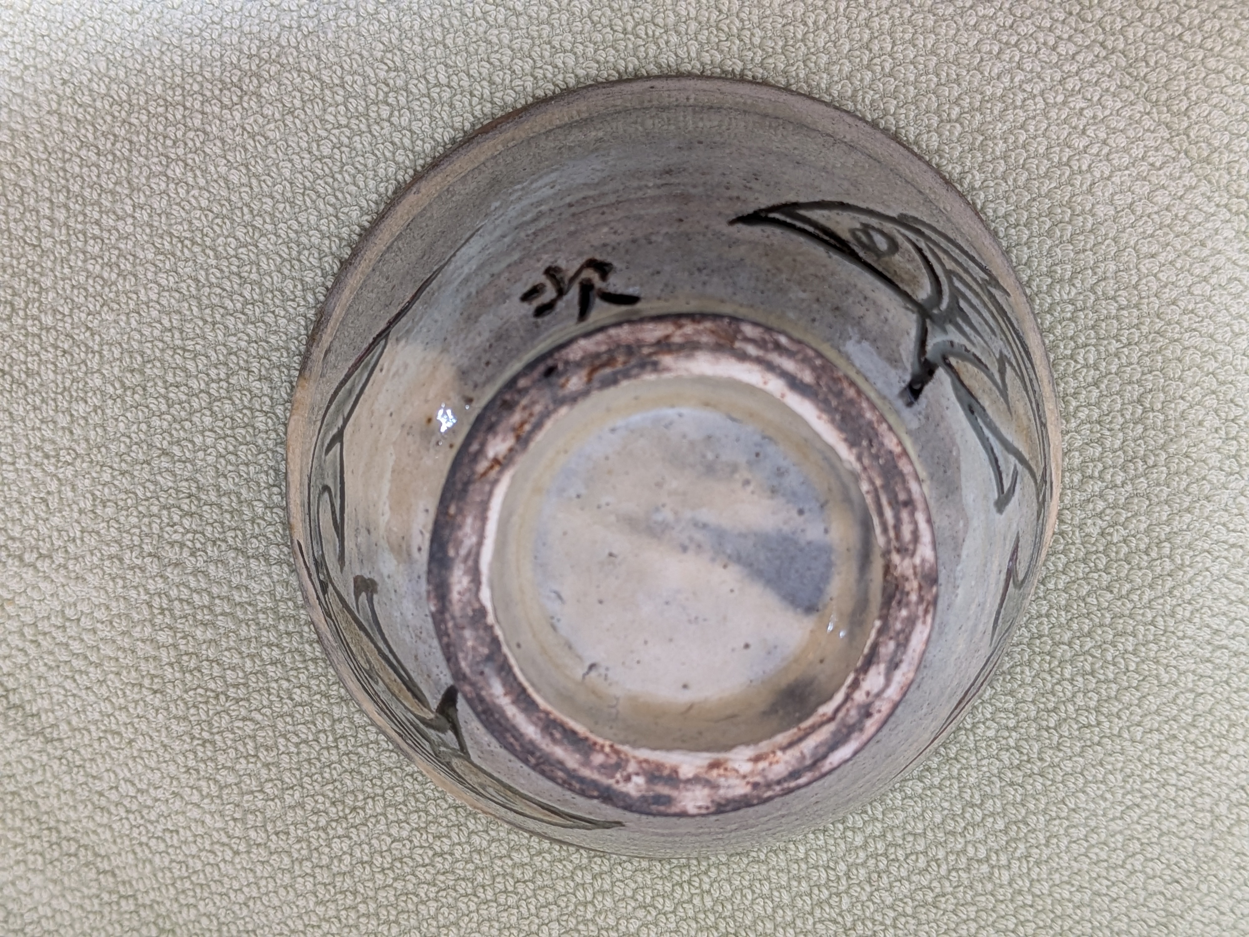 Jiro Kinjo Okinawan Yachimun Ceramic Bowl - Hand-Incised Fish Motif (魚紋) - image 5