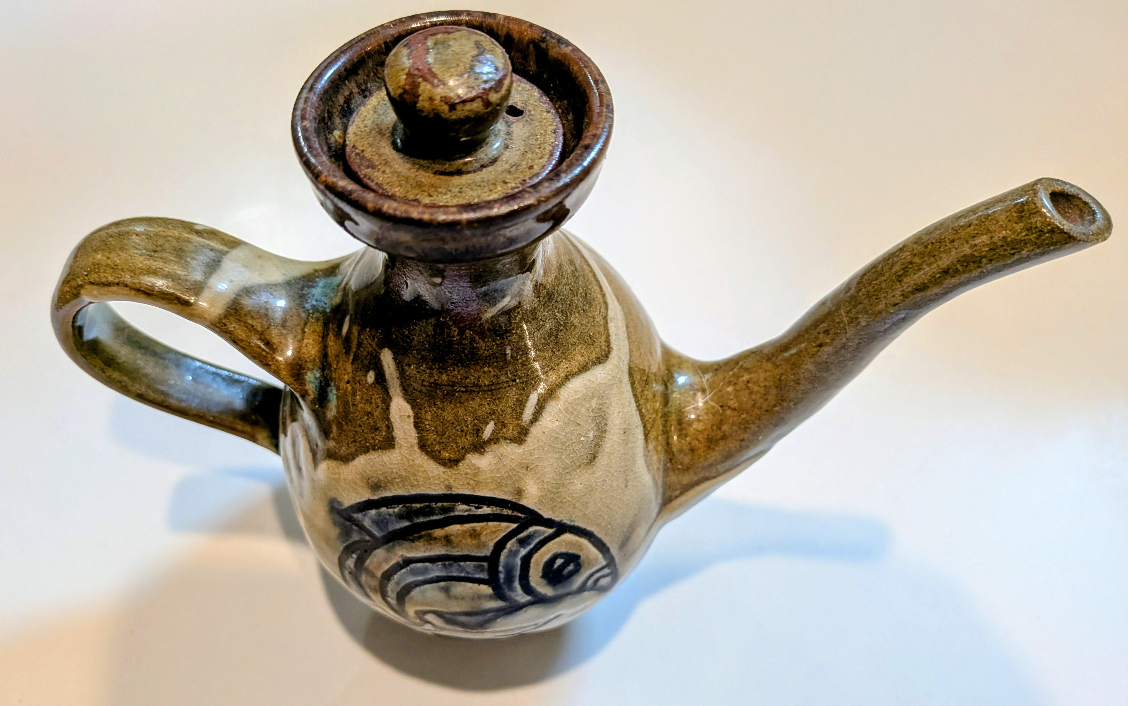 Okinawan Yachimun & Tsuboya-Yaki Ceramic Collection: Vintage Okinawan Yachimun "Gyomon Senbori" Fish Motif Ceramic Teapot / Tokkuri (魚文線彫) - thumbnail 3