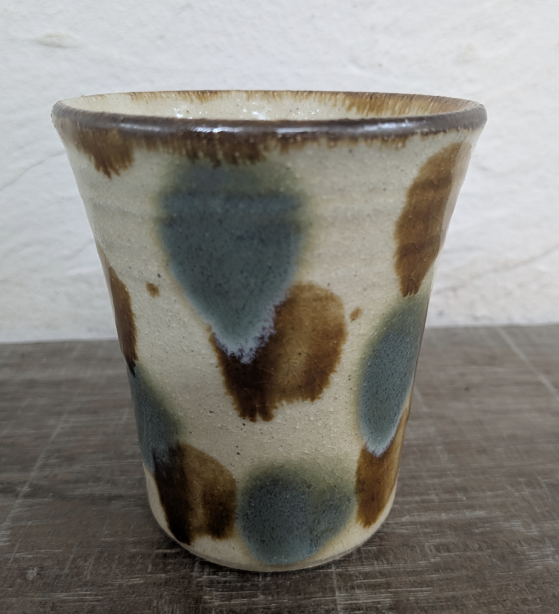Okinawan Ryukyu Master Yachimun Ceramic Collection: Yomitan Mountain Kiln (Kita-gama) - Senior Master Potter Kyoji Matsuda (松田 共司) - Hand-Formed Polychrome Ten-uchi Ceramic Tumbler / Free Cup, Gosu to Ame Ten-uchi Free Cup - 呉須に飴点打 フリーカップ / フリーコップ - thumbnail 1