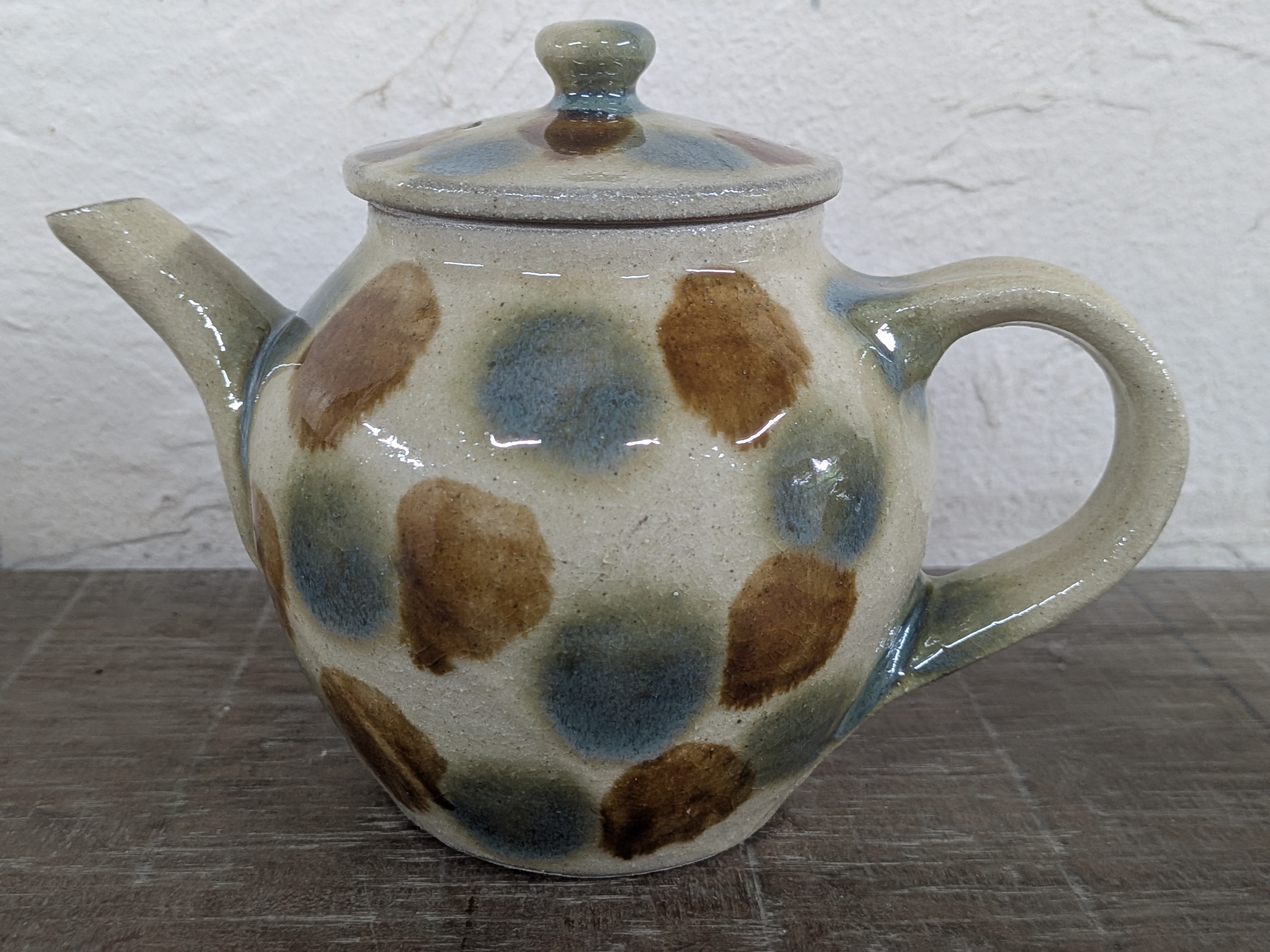 Okinawan Ryukyu Master Yachimun Ceramic Collection: Yomitan Mountain Kiln (Kita-gama) - Senior Master Potter Kyoji Matsuda (松田 共司) - Hand-Formed Polychrome Ten-uchi Tea Pot / Kyūsu, Gosu to Ame Ten-uchi Kyūsu - 呉須に飴点打 急須 / ティーポット - thumbnail 4