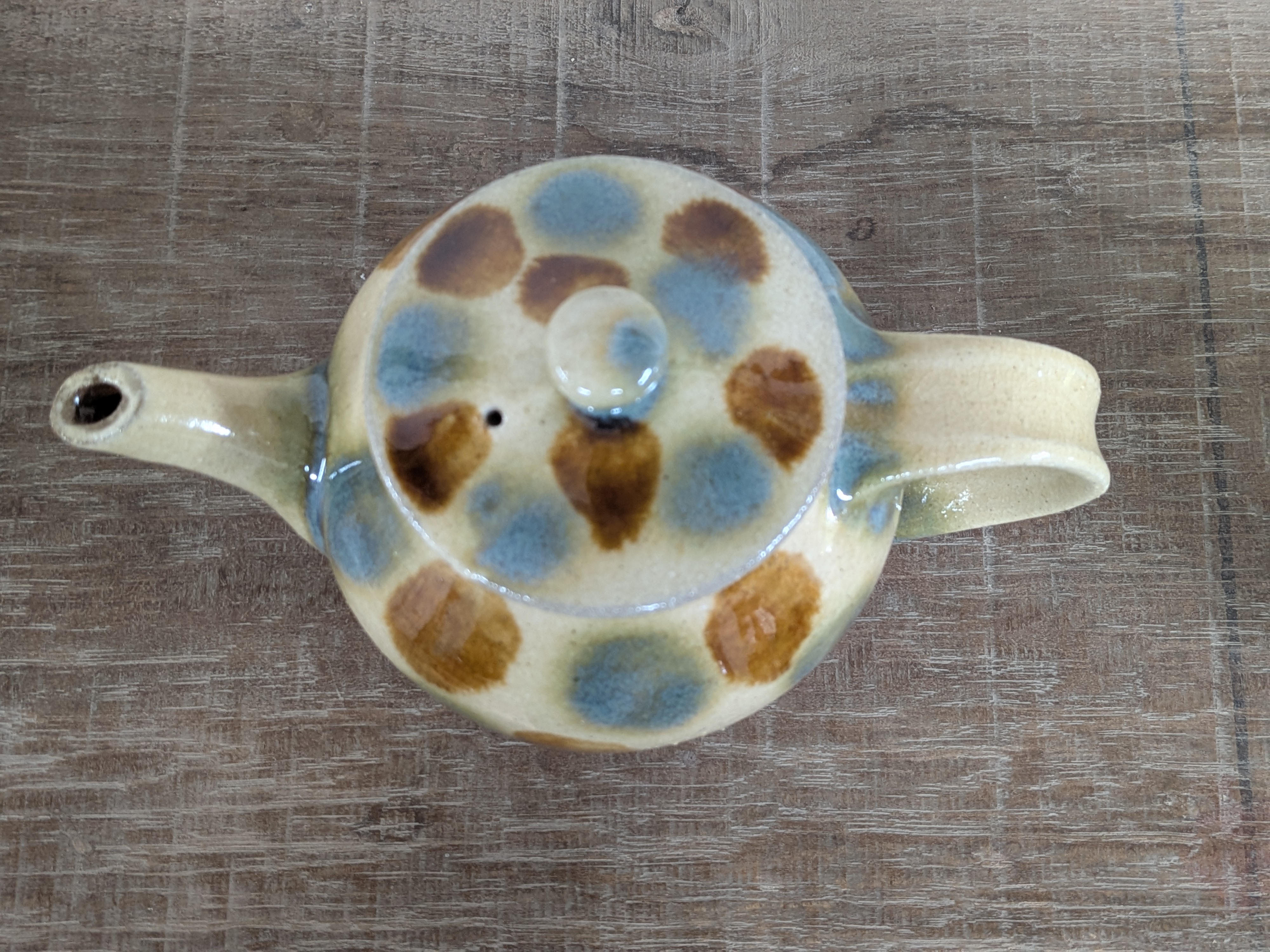 Okinawan Ryukyu Master Yachimun Ceramic Collection: Yomitan Mountain Kiln (Kita-gama) - Senior Master Potter Kyoji Matsuda (松田 共司) - Hand-Formed Polychrome Ten-uchi Tea Pot / Kyūsu, Gosu to Ame Ten-uchi Kyūsu - 呉須に飴点打 急須 / ティーポット - thumbnail 1