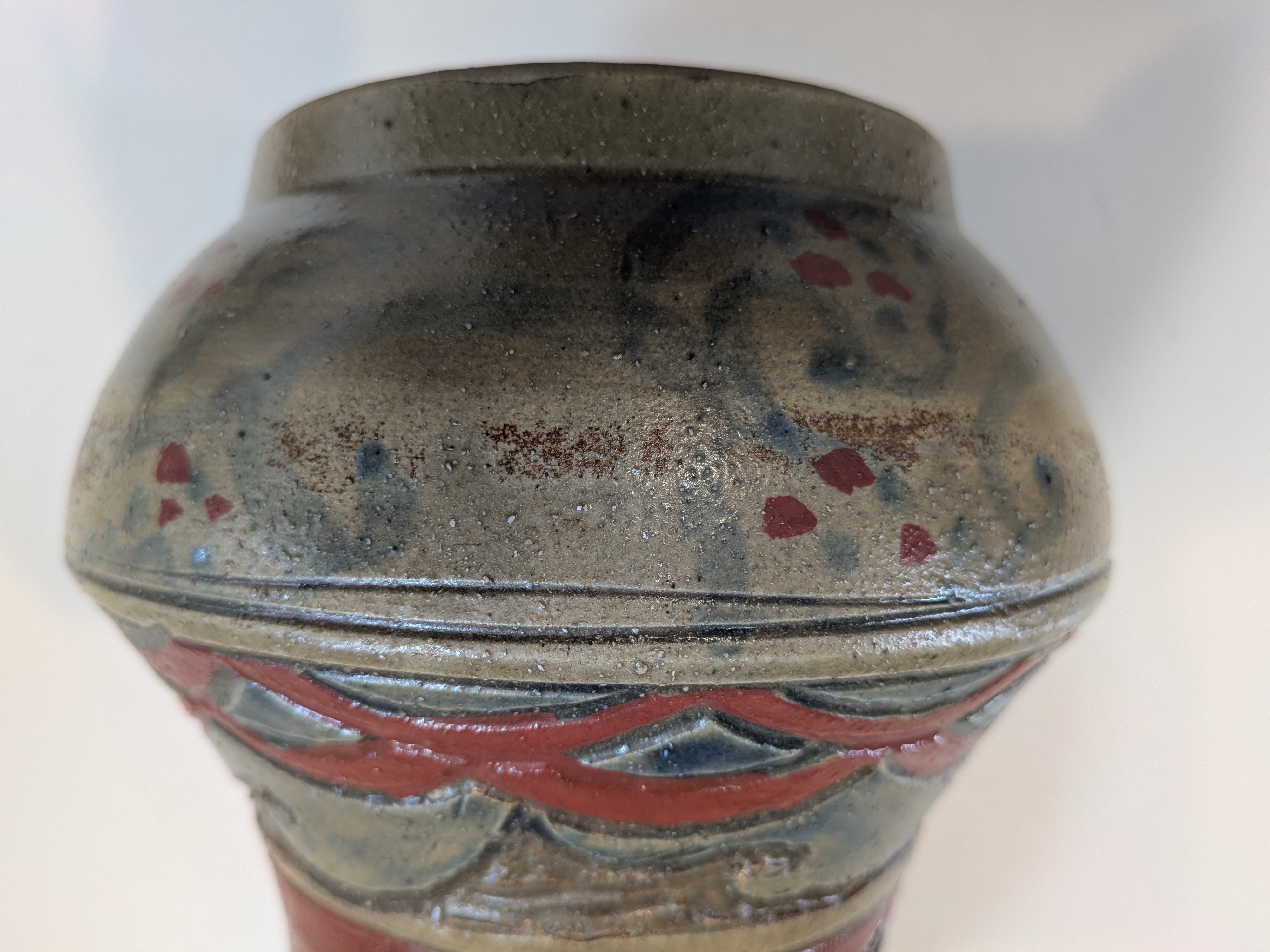 Okinawan Ryukyu Master Yachimun Ceramic Collection - Kiyomasa Touki / Tsuboya Kiln - Master Kiyomasa Kobashigawa (小橋川 清正), Master Relief-Carved Red-Slip Fish Motif Bottle Vase - 魚紋壺 - thumbnail 4