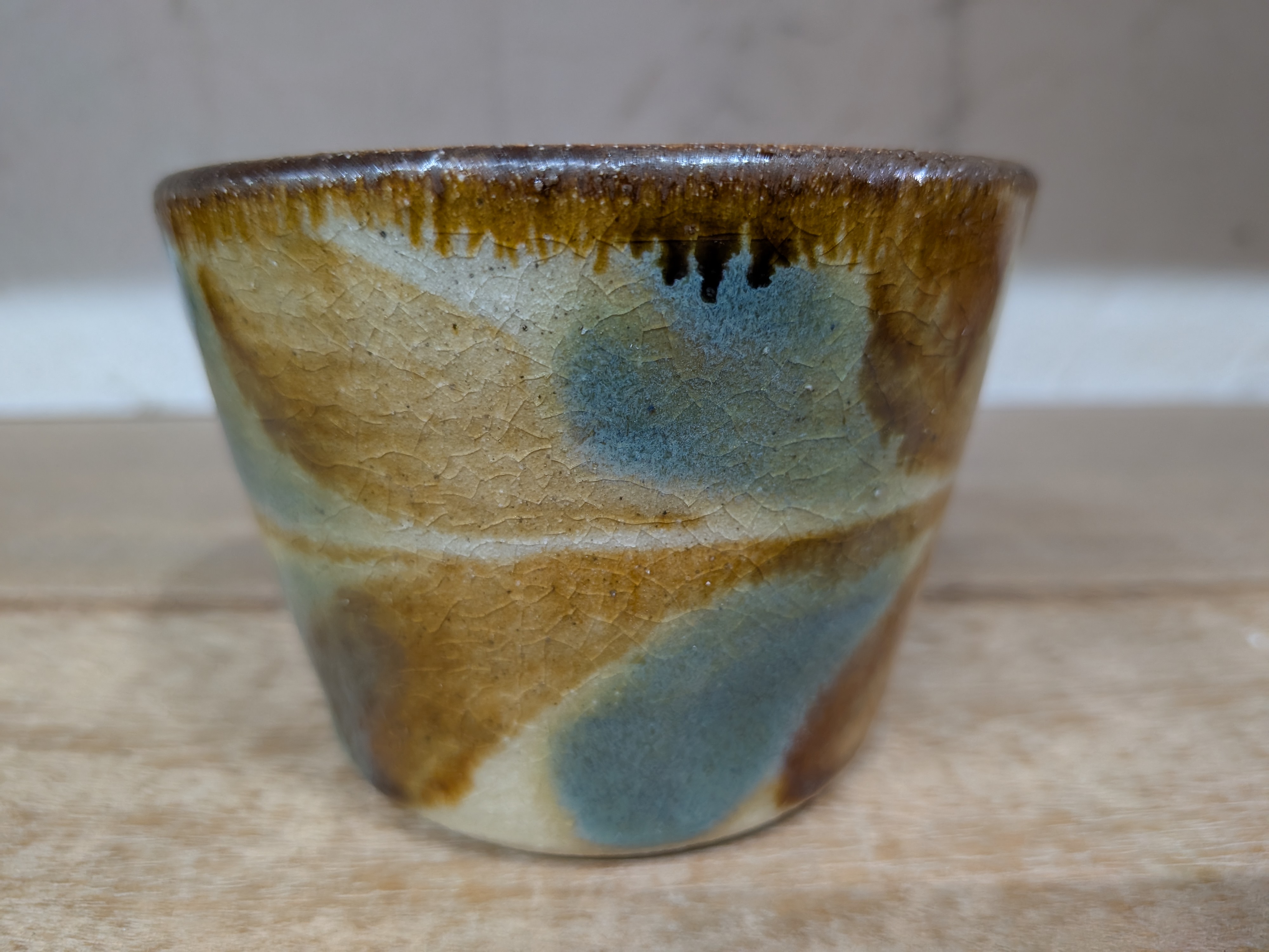 Okinawan Ryukyu Yachimun Fine Art Ceramic Collection: Yomitanzan-Yaki Kita-Gama Studio - Kyōshi Matsuda (松田 共司), Traditional Sansai Splash-Pattern Soba-Choko / Free Cup, Sansai Ame-yu / Gosu Soba-Choko - 三彩 飴釉・呉須 そば猪口 - thumbnail 3