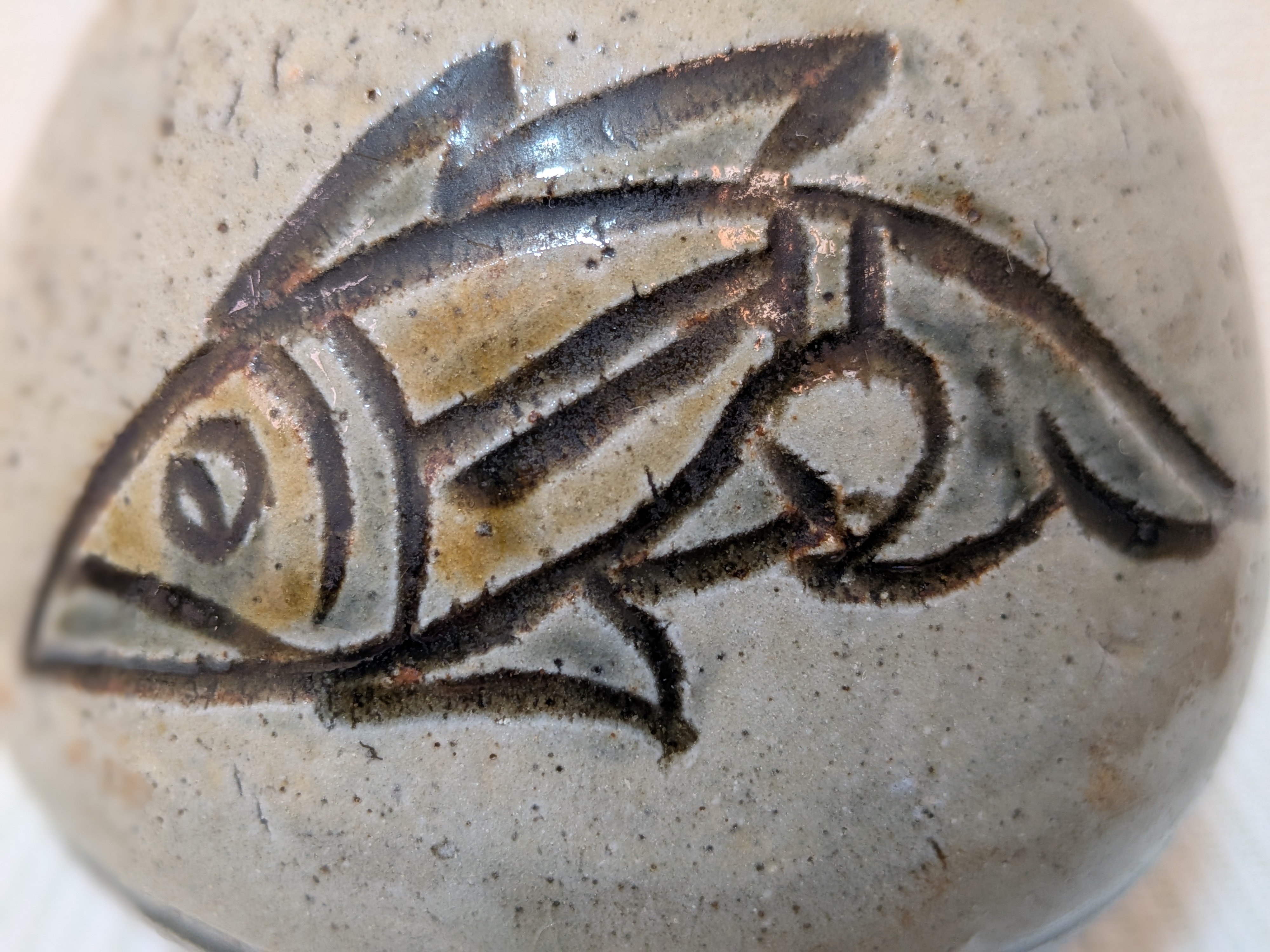 Jiro Kinjo Okinawan Yachimun Ceramic Vase - Hand-Incised Fish Motif (魚紋) - thumbnail 3