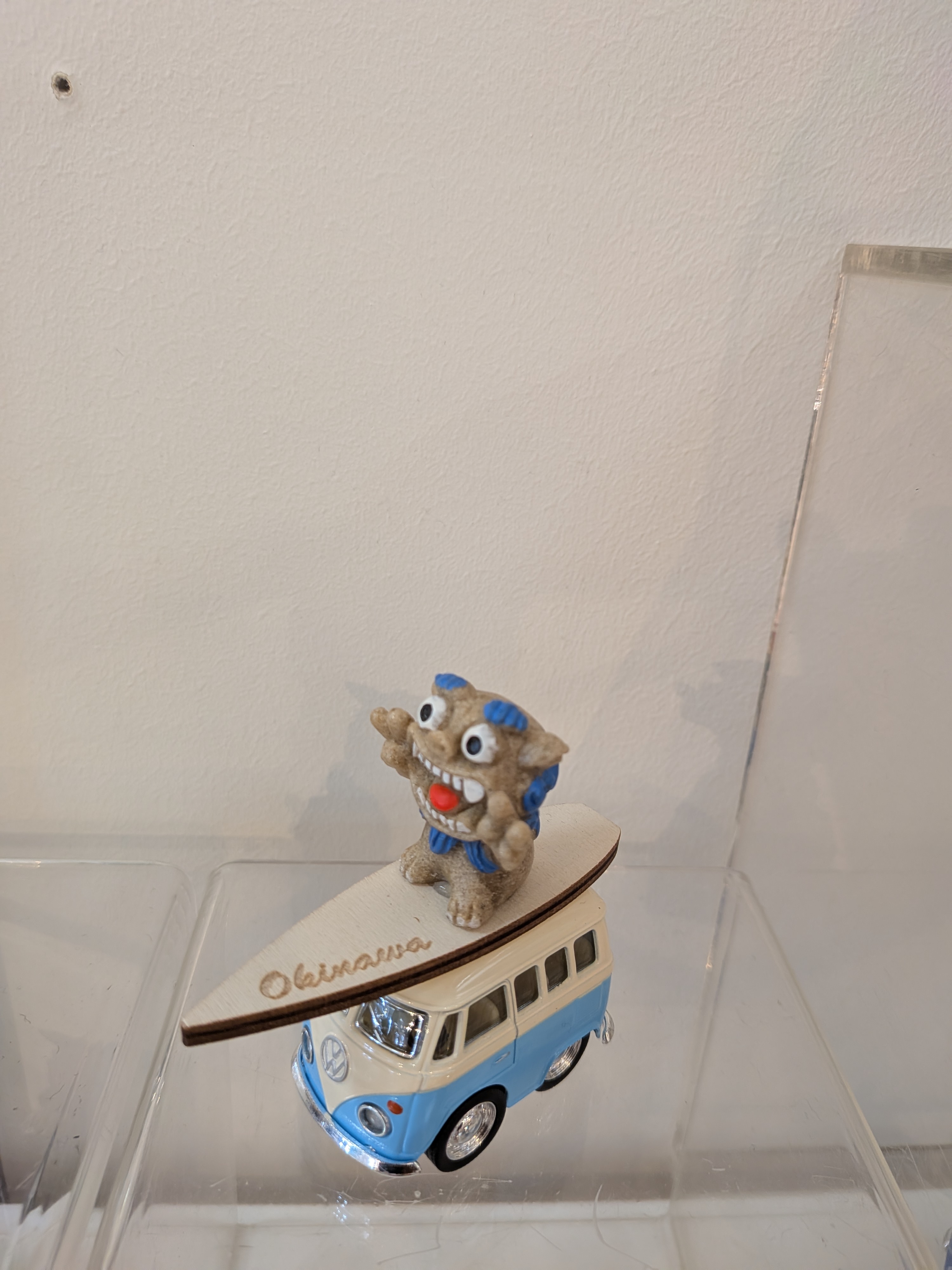 Okinawan Ryukyu tItoman Folk Art & Collectibles Collection: Handcrafted "Surf Shisa Mini Car" Figurine Collection (サーフ獅子ミニカー小 - thumbnail 2