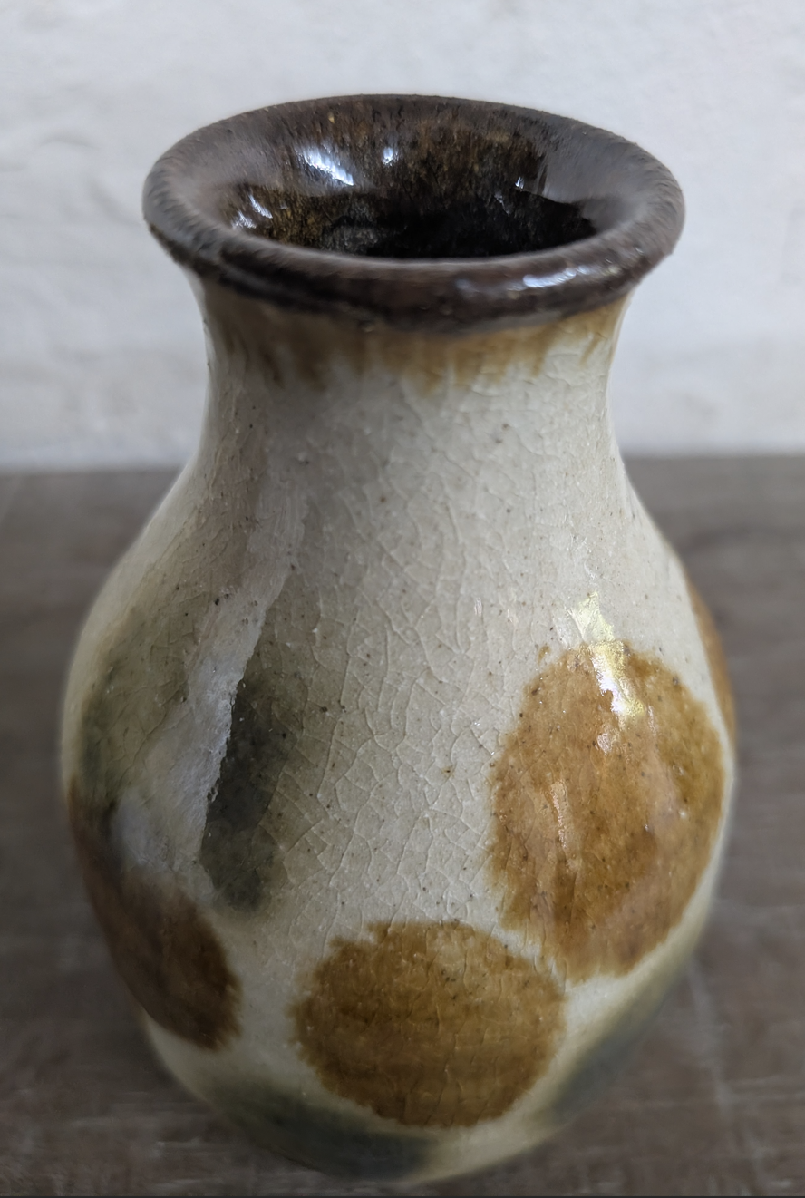 Okinawan Ryukyu Master Yachimun Ceramic Collection: Yomitan Mountain Kiln (Kita-gama) - Senior Master Potter Kyoji Matsuda (松田 共司) - Hand-Formed Polychrome Ten-uchi Tokkuri / Flower Vase, Gosu to Ame Ten-uchi Tokkuri - 呉須に飴点打 徳利 - thumbnail 3