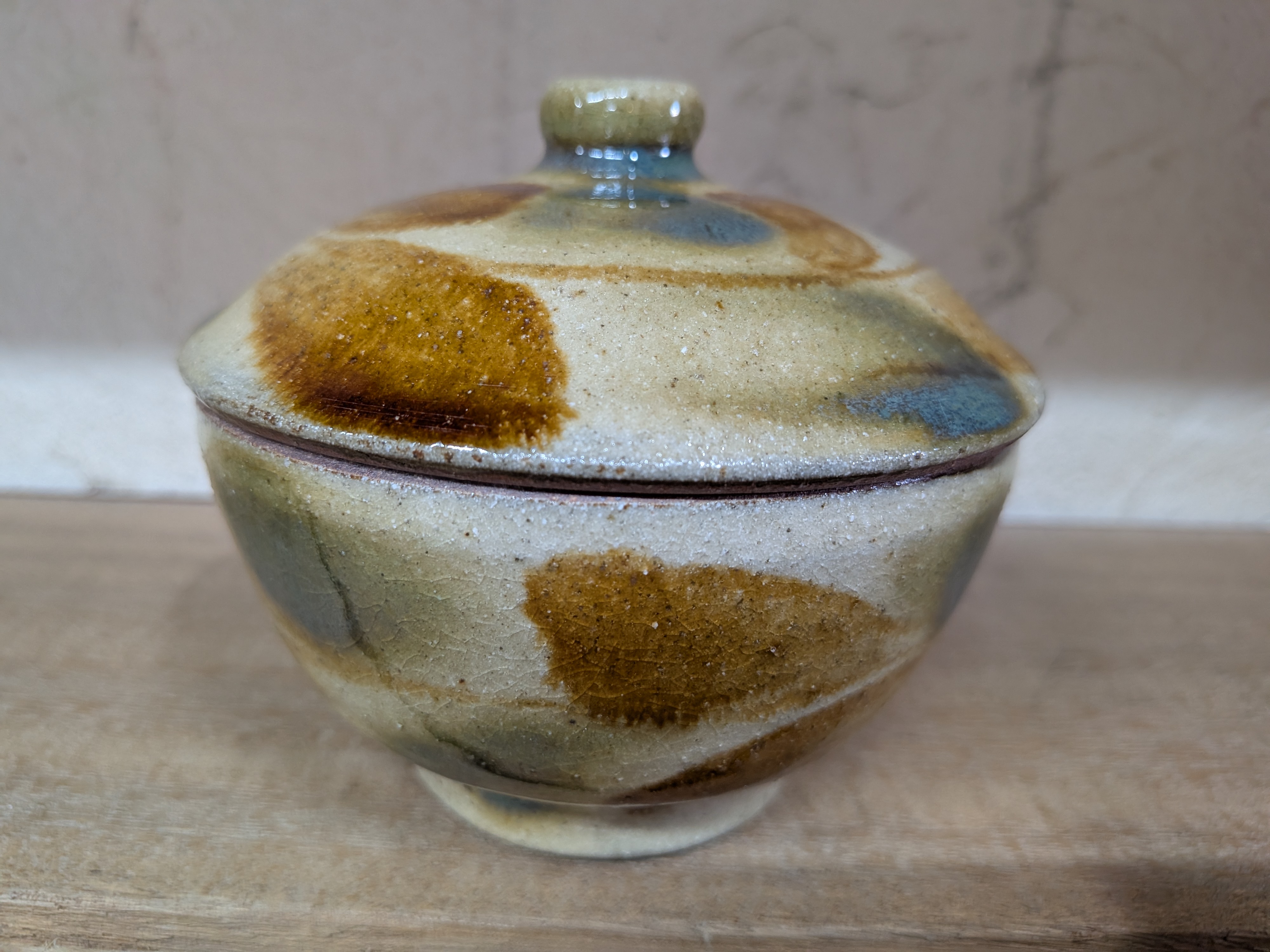 Okinawan Ryukyu Master Yachimun Ceramic Collection: Yomitanzan-Yaki Kita-Gama Studio - Master Kyōshi Matsuda (松田 共司), Traditional Splash-Pattern Covered Sugar Bowl / Salt Jar (Sansai Lidded Bowl - 三彩 蓋付小鉢 / 蓋物) - image 1