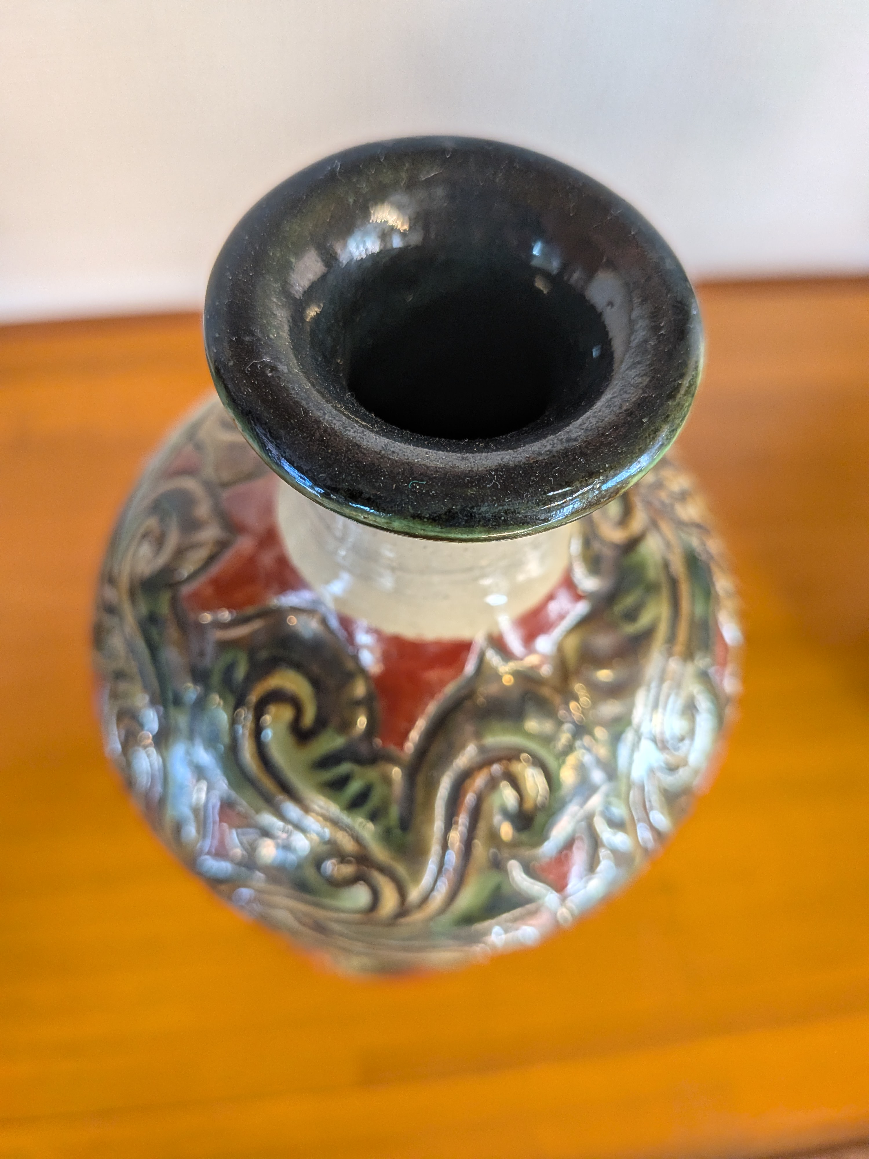 Okinawan Ryukyu Master Yachimun Ceramic Collection: Tousai Gallery Collection - Master Katsumi Arakaki (新垣 克三): High-Relief Slip-Trailed Floral-Scroll Vase, Itchin Karakusa-mon Aka-e Kabin - イチチン唐草文赤絵花瓶 - thumbnail 3