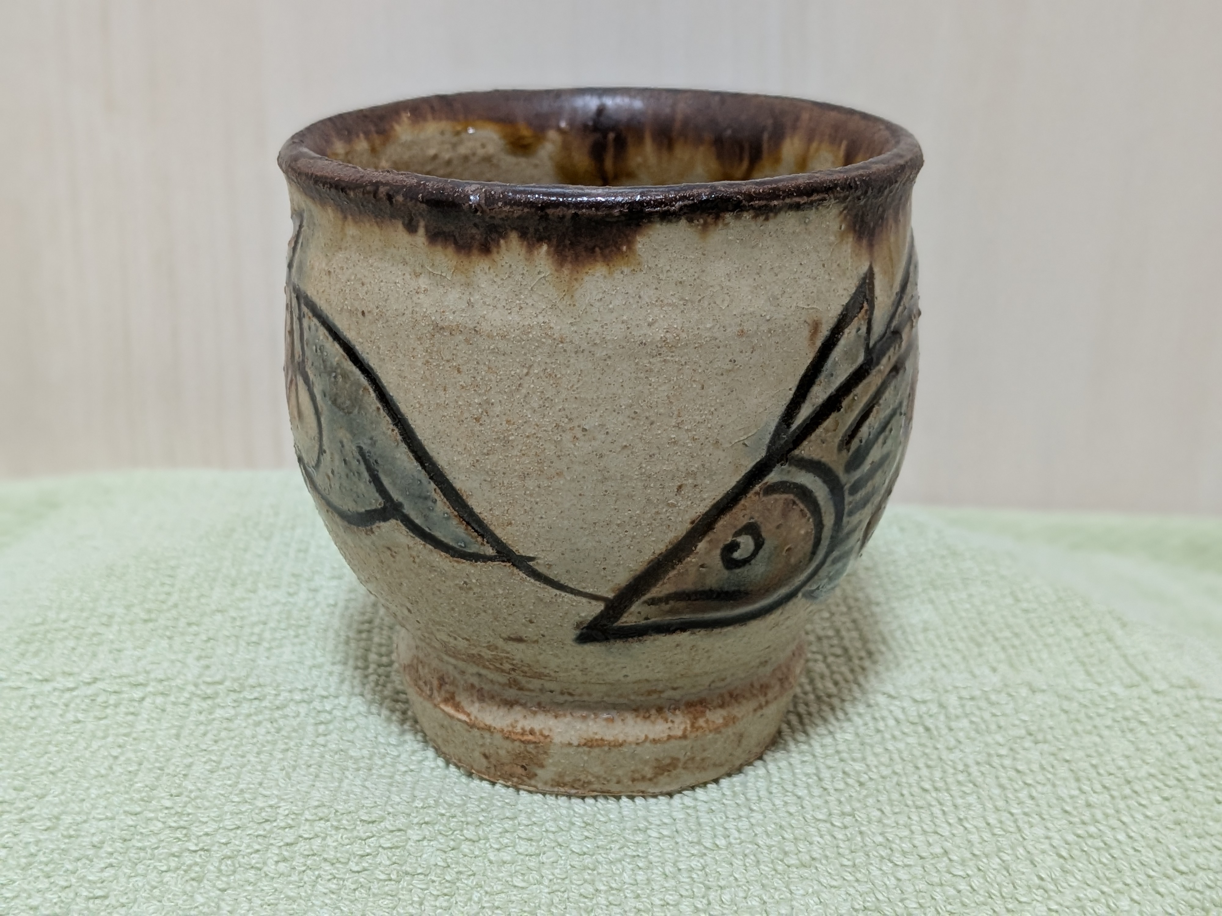 Jiro Kinjo Okinawan Yachimun Ceramic Cup - Hand-Incised Fish Motif (魚紋) - thumbnail 5