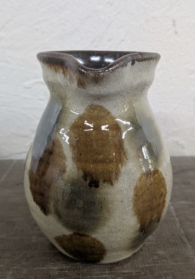 Okinawan Ryukyu Master Yachimun Ceramic Collection: Yomitan Mountain Kiln (Kita-gama) - Senior Master Potter Kyoji Matsuda (松田 共司) - Hand-Formed Polychrome Ten-uchi Pitcher / Creamer / Vase, Gosu to Ame Ten-uchi Pitcher - 呉須に飴点打 ピッチャー / 水差し - image 2