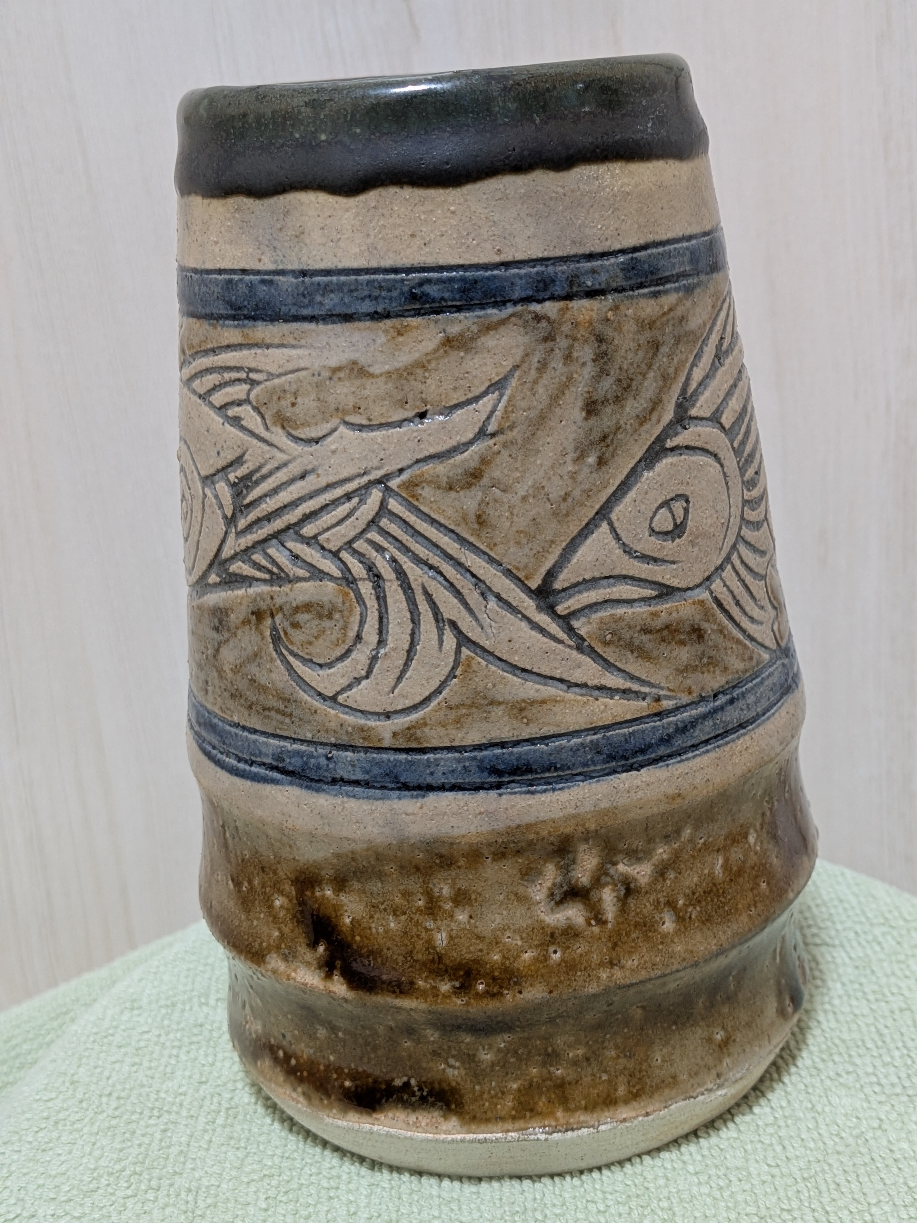Jiro Kinjo Okinawan Yachimun Ceramic Vase - Hand-Incised Fish Motif (魚紋) - image 4