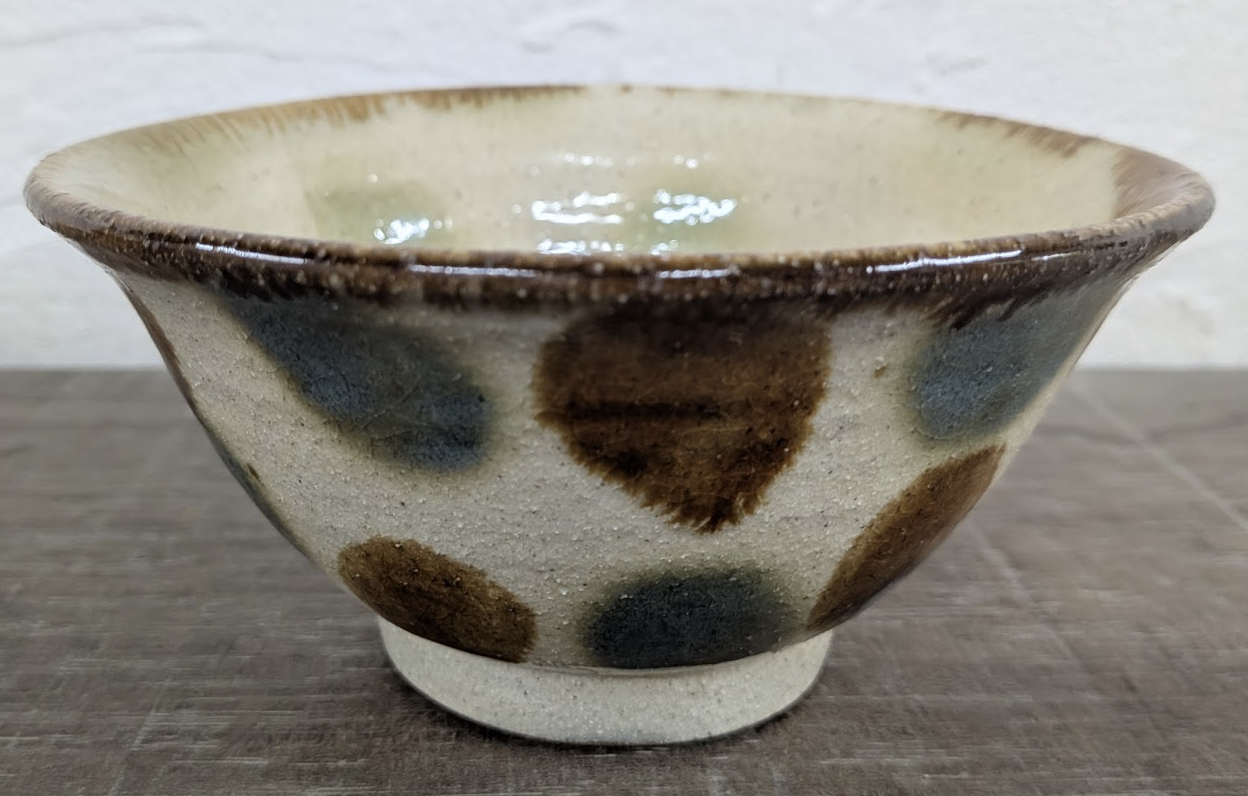Okinawan Ryukyu Master Yachimun Ceramic Collection: Yomitan Mountain Kiln (Kita-gama) - Senior Master Potter Kyoji Matsuda (松田 共司) - Hand-Formed Polychrome Ten-uchi 6-Sun Large Bowl / Donburi, Gosu to Ame Ten-uchi Donburi / Makai - 呉須に飴点打 どんぶり / 6寸マカイ - image 3