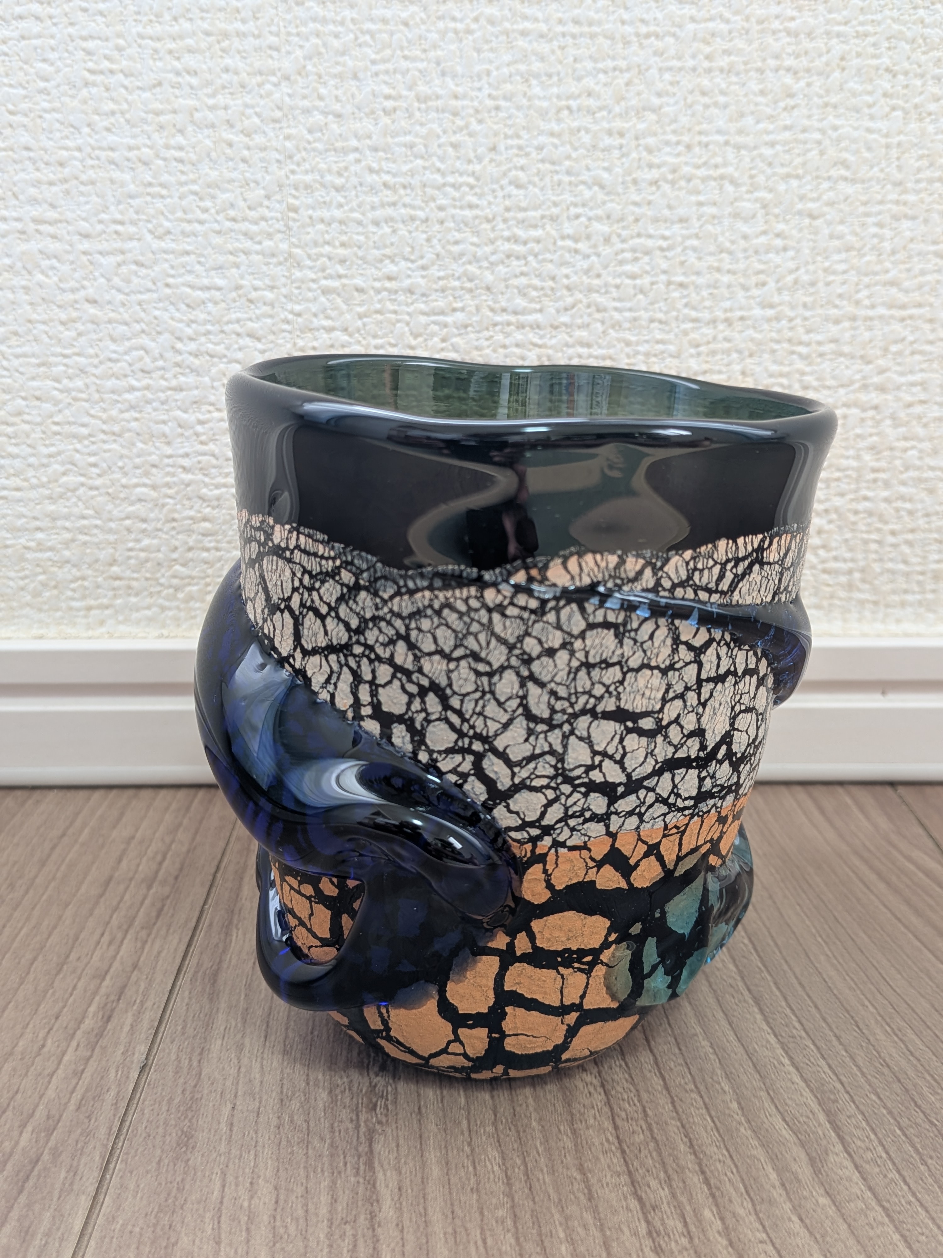 Okinawan Ryukyu Hand-Blown Glass Collection: Contemporary Master Craftsman Seikichi Inamine (稲嶺 盛吉), Earth-Toned Crackle & Ocean Cobalt Swirl Rock Cup - 宙吹ガラス - thumbnail 2