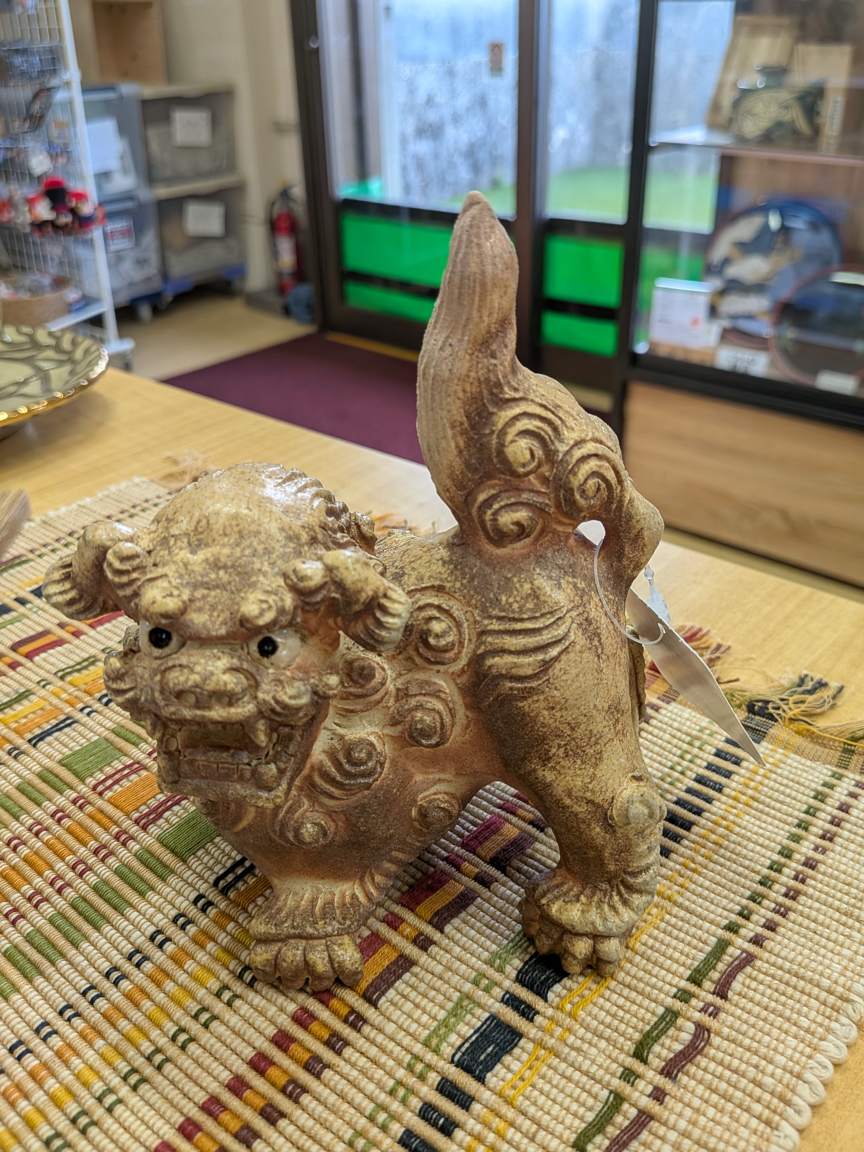 Okinawan Ryukyu Folk Art & Ceramic Collection: Okinawa Handcrafted Crafted by master potter Katsunosuke Futamata (二俣勝之助) "Te-Neji" Standing Shisa Guardian Pair Set (手捻張獅子 小豆) - thumbnail 4