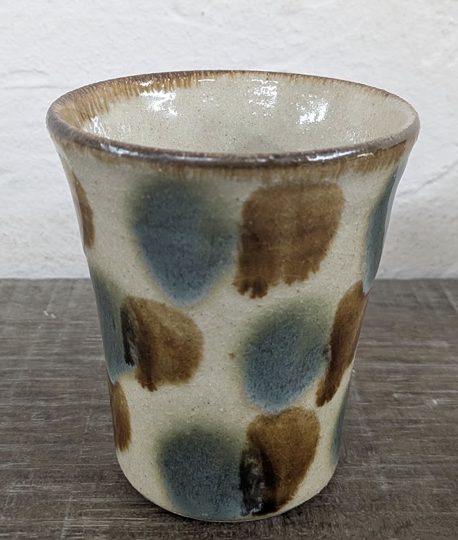 Okinawan Ryukyu Master Yachimun Ceramic Collection: Yomitan Mountain Kiln (Kita-gama) - Senior Master Potter Kyoji Matsuda (松田 共司) - Hand-Formed Polychrome Ten-uchi Ceramic Tumbler / Free Cup, Gosu to Ame Ten-uchi Free Cup - 呉須に飴点打 フリーカップ / フリーコップ - thumbnail 1